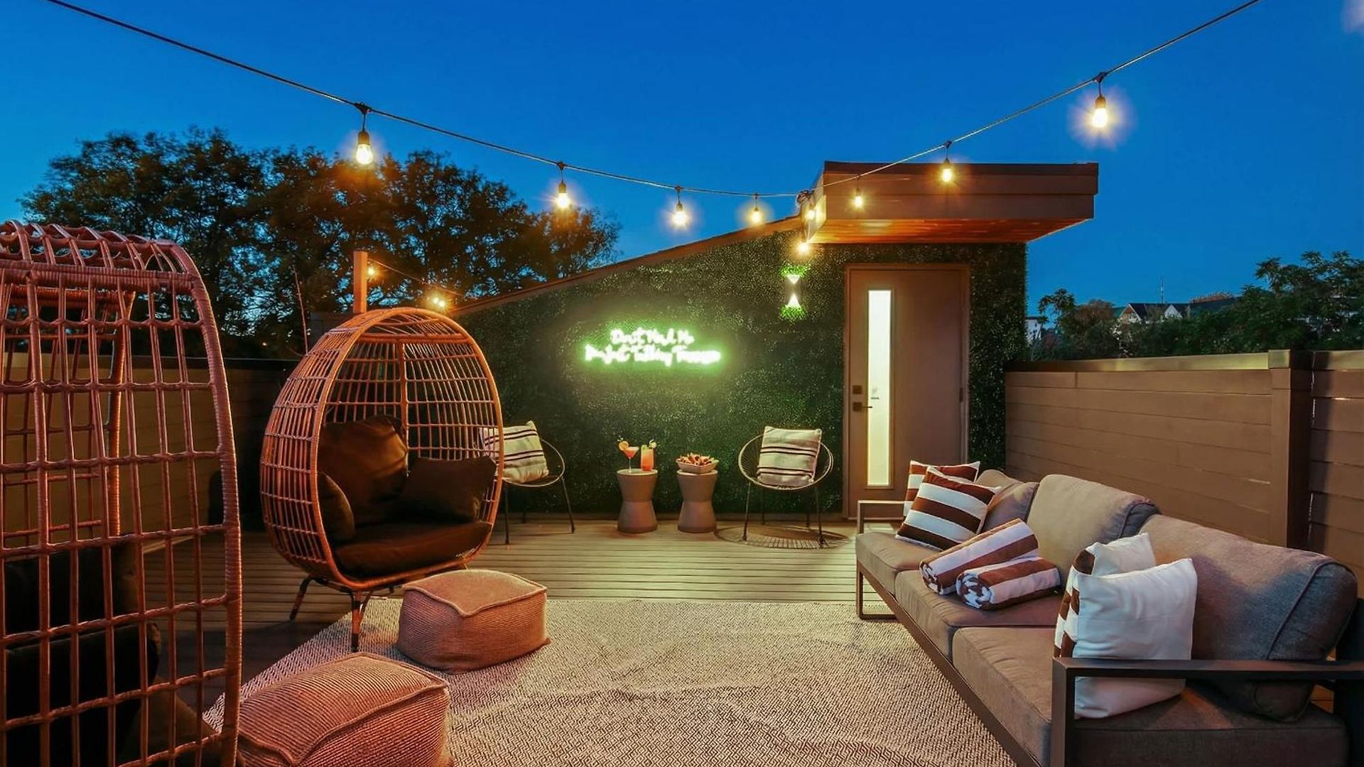 Dual Homes Rooftop Deck In Downtown Holiday home *