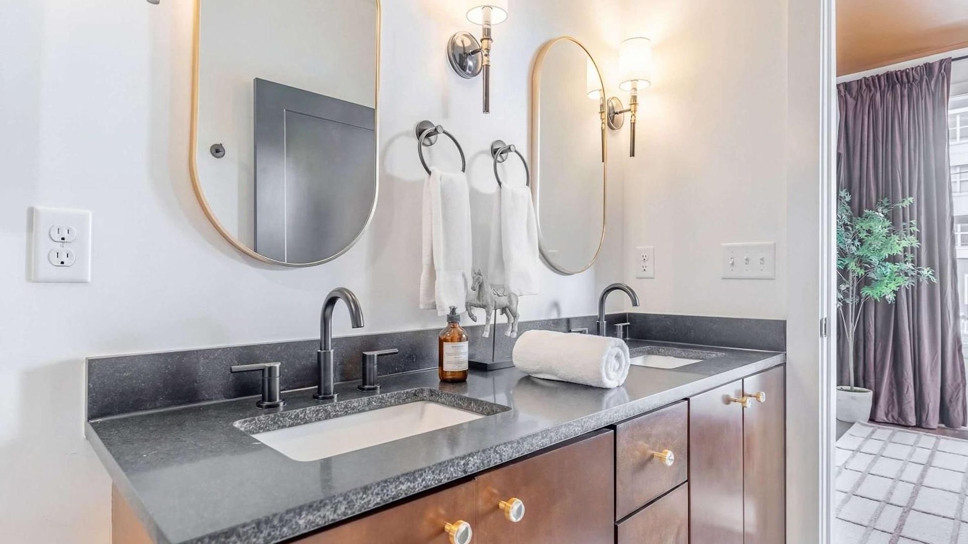 Holiday home Luxe 4br Retreat With Rooftop Fire Pit & Garage