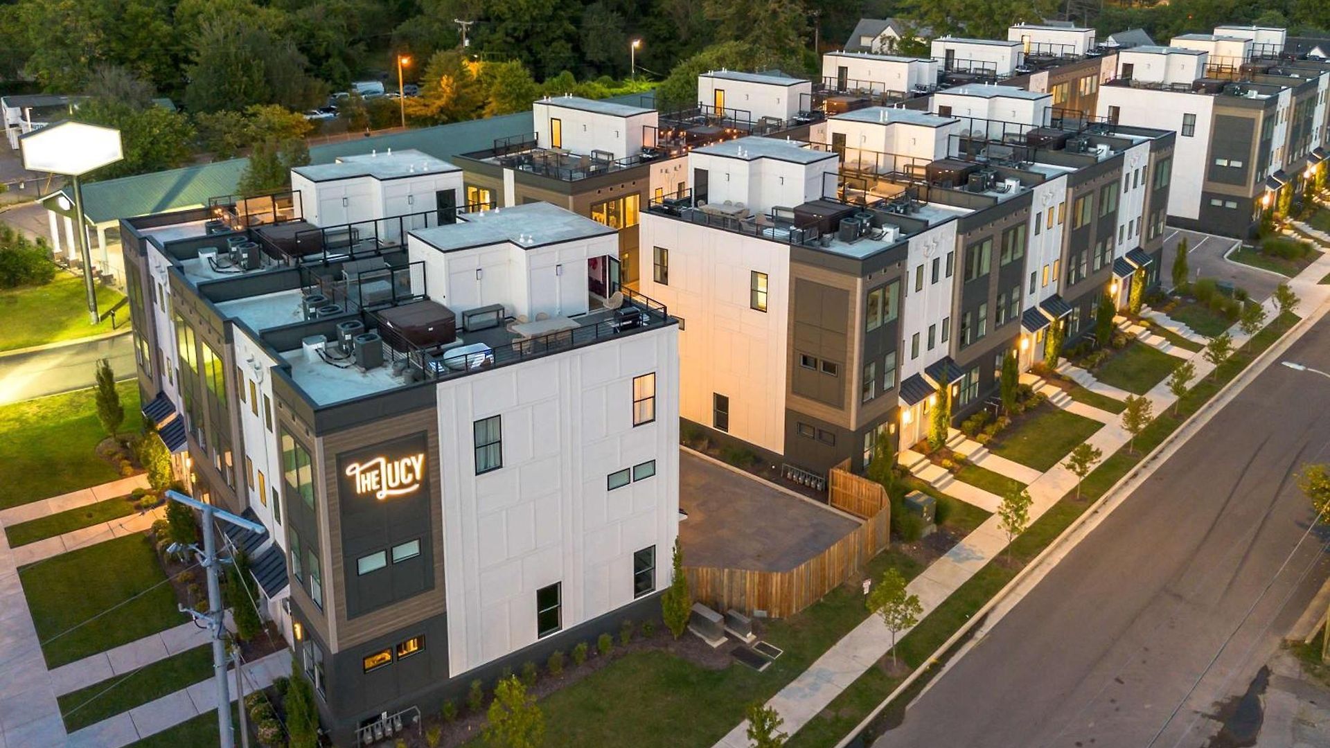 Rooftop Hot Tub & Skyline Views Near Broadway Holiday home Nashville