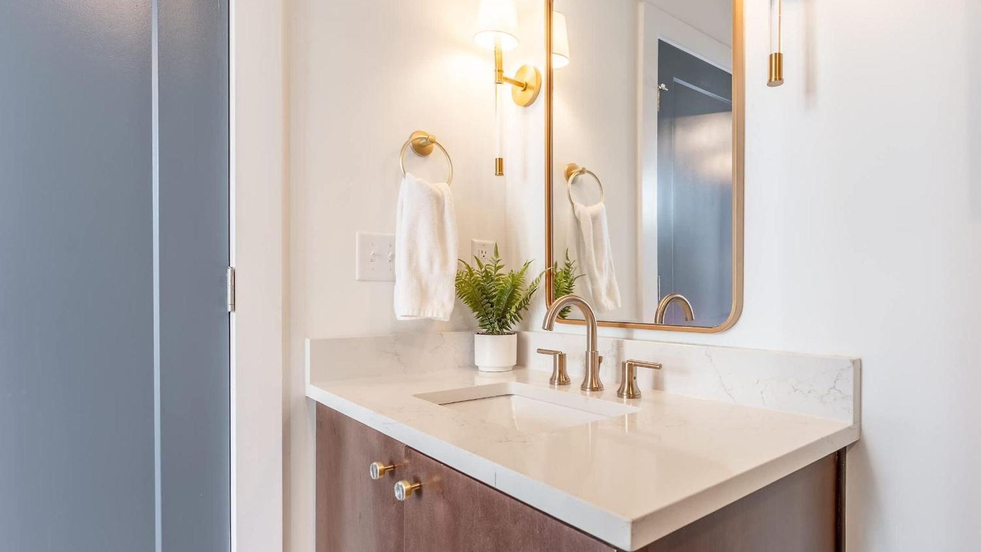 Holiday home Luxe Group With Hot Tub & Rooftop Lounge
