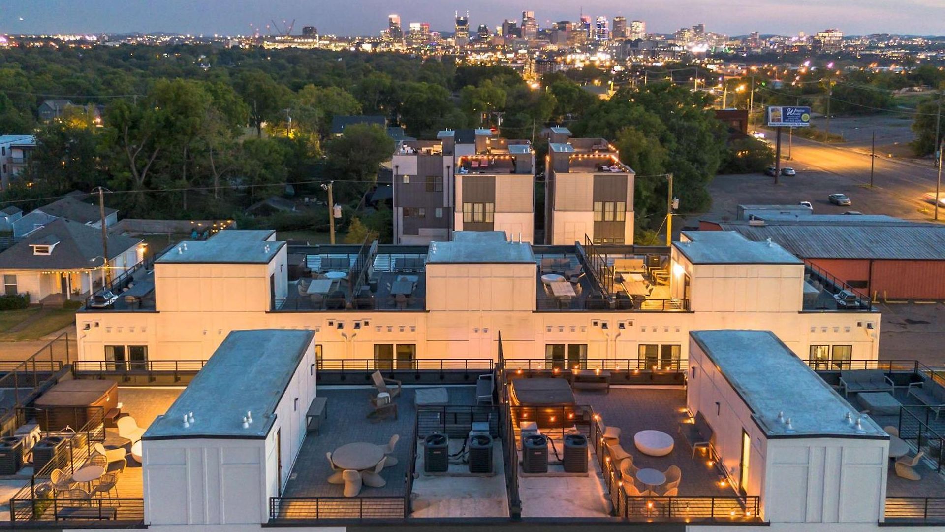 Rooftop Hot Tub & Skyline Views Near Broadway Nashville