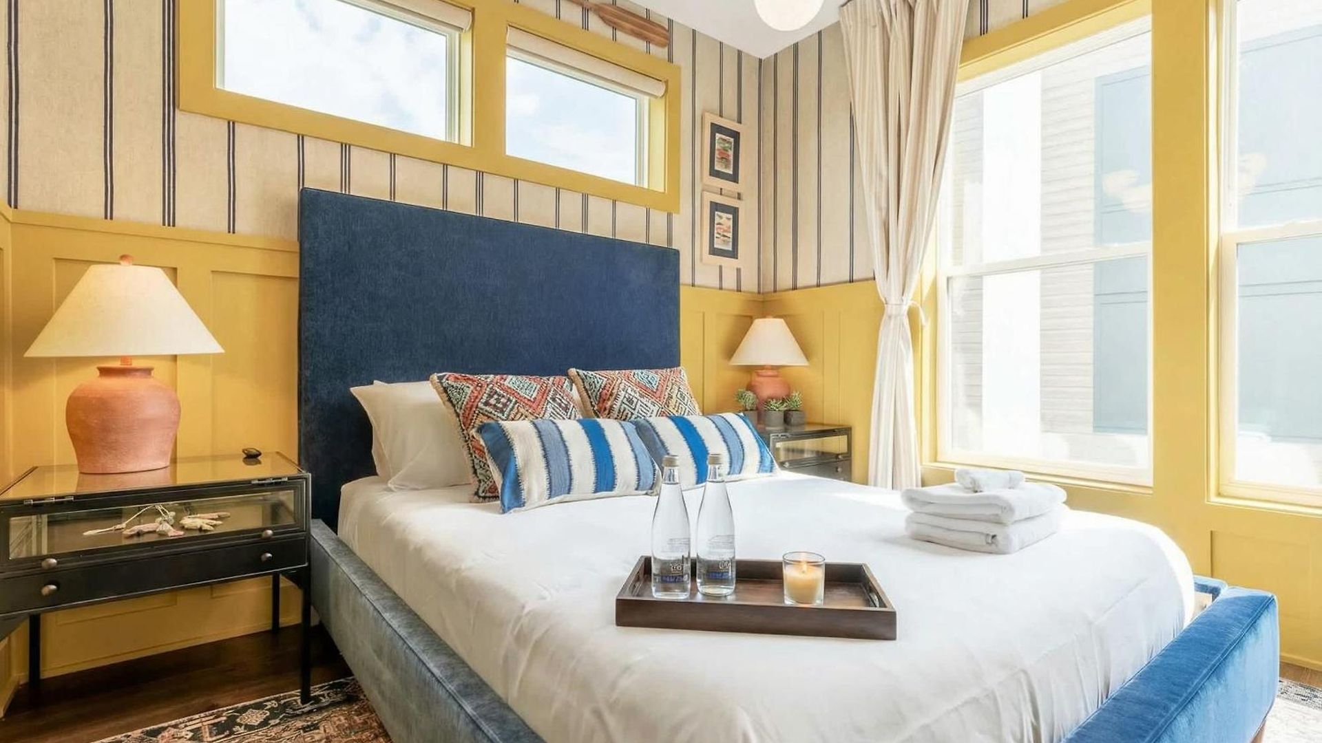 Holiday home Luxe 4br Retreat With Rooftop Fire Pit & Garage