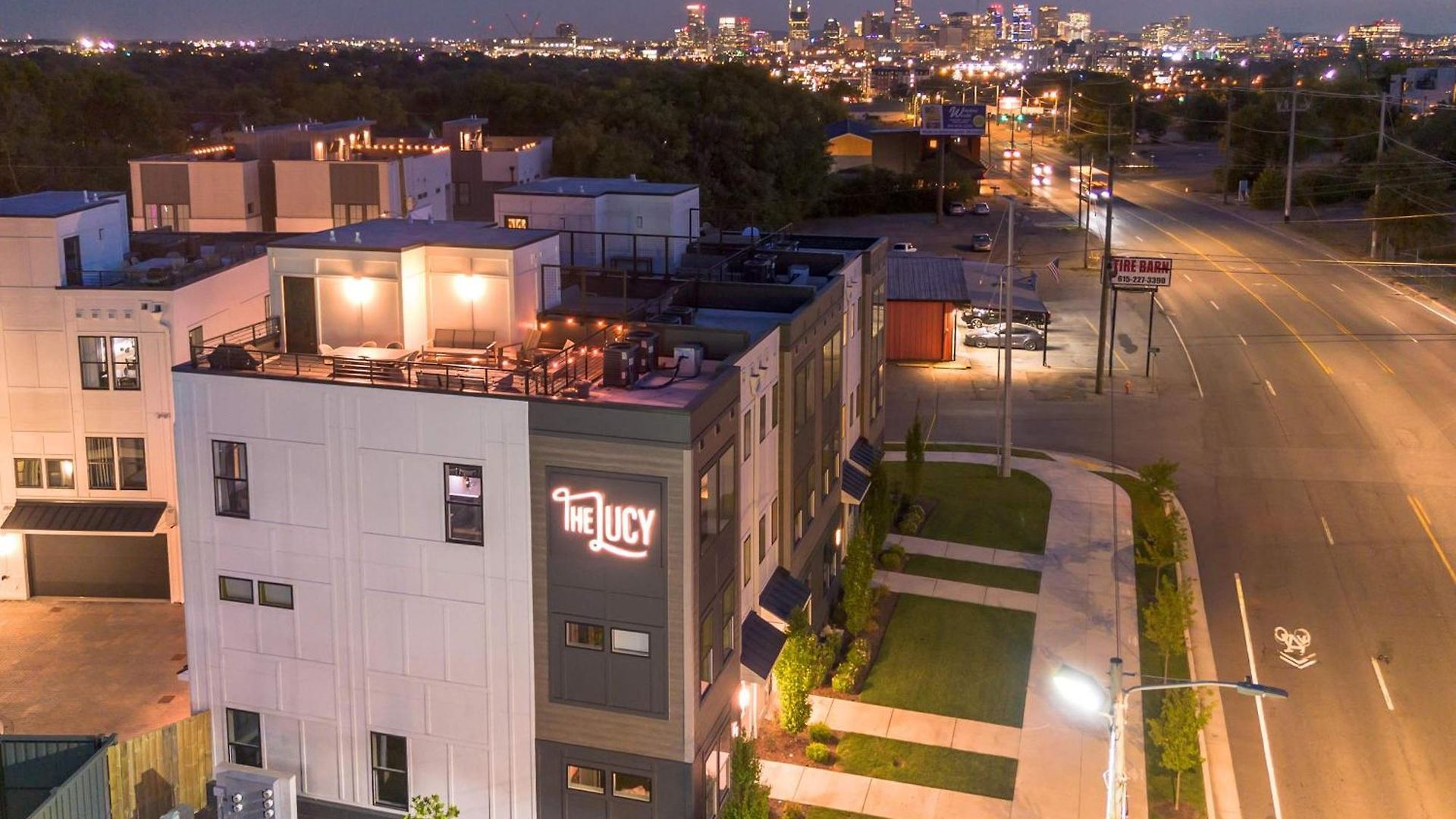 Rooftop Hot Tub & Skyline Views Near Broadway