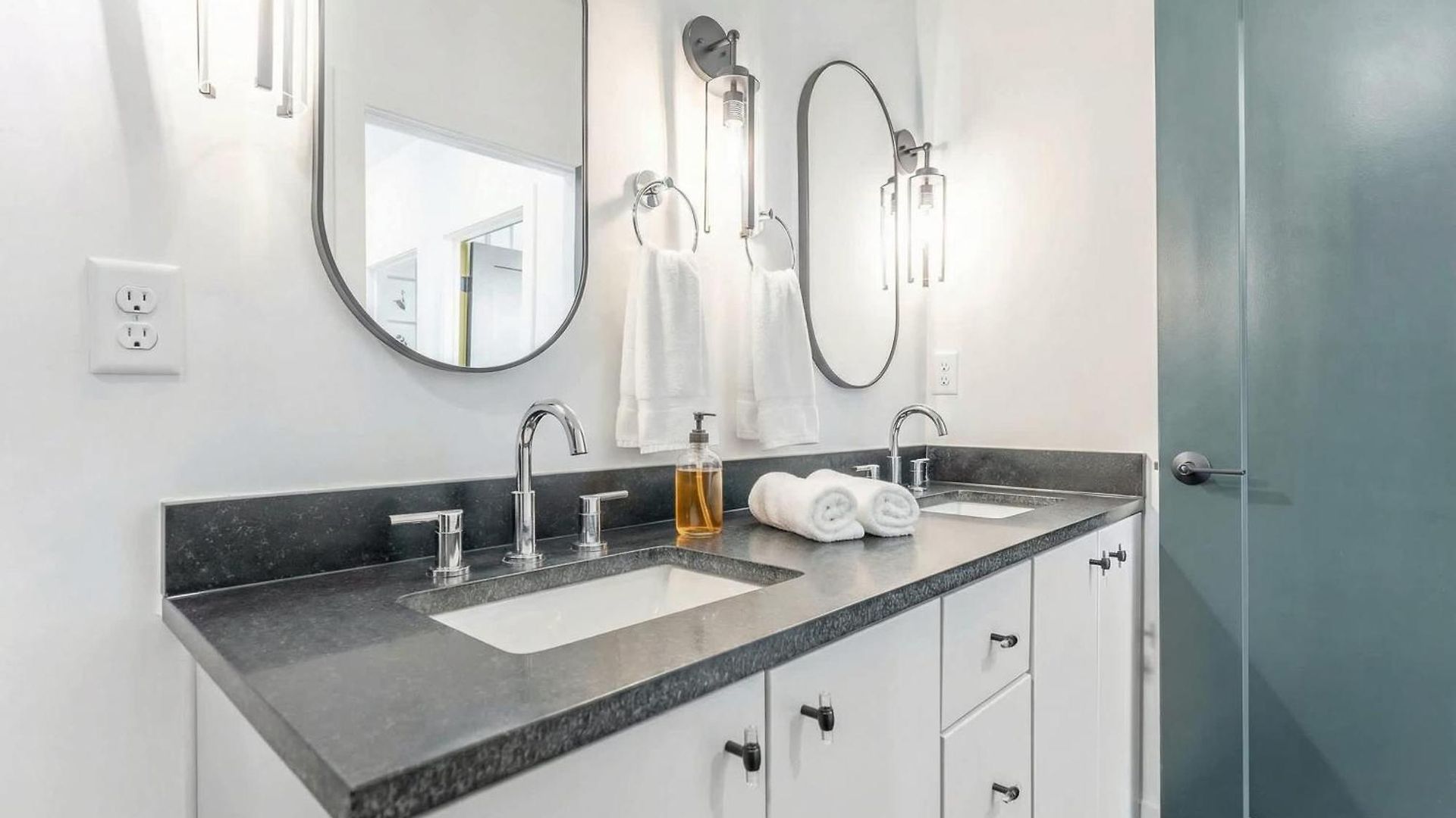 Luxe 4br Retreat With Rooftop Fire Pit & Garage * Nashville