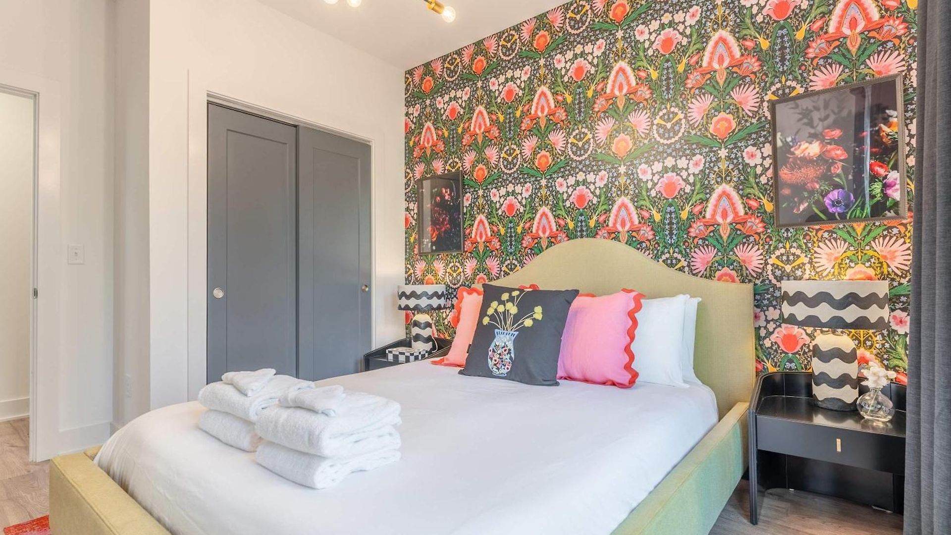 Retreat With Hot Tub & Private Garage Holiday home *
