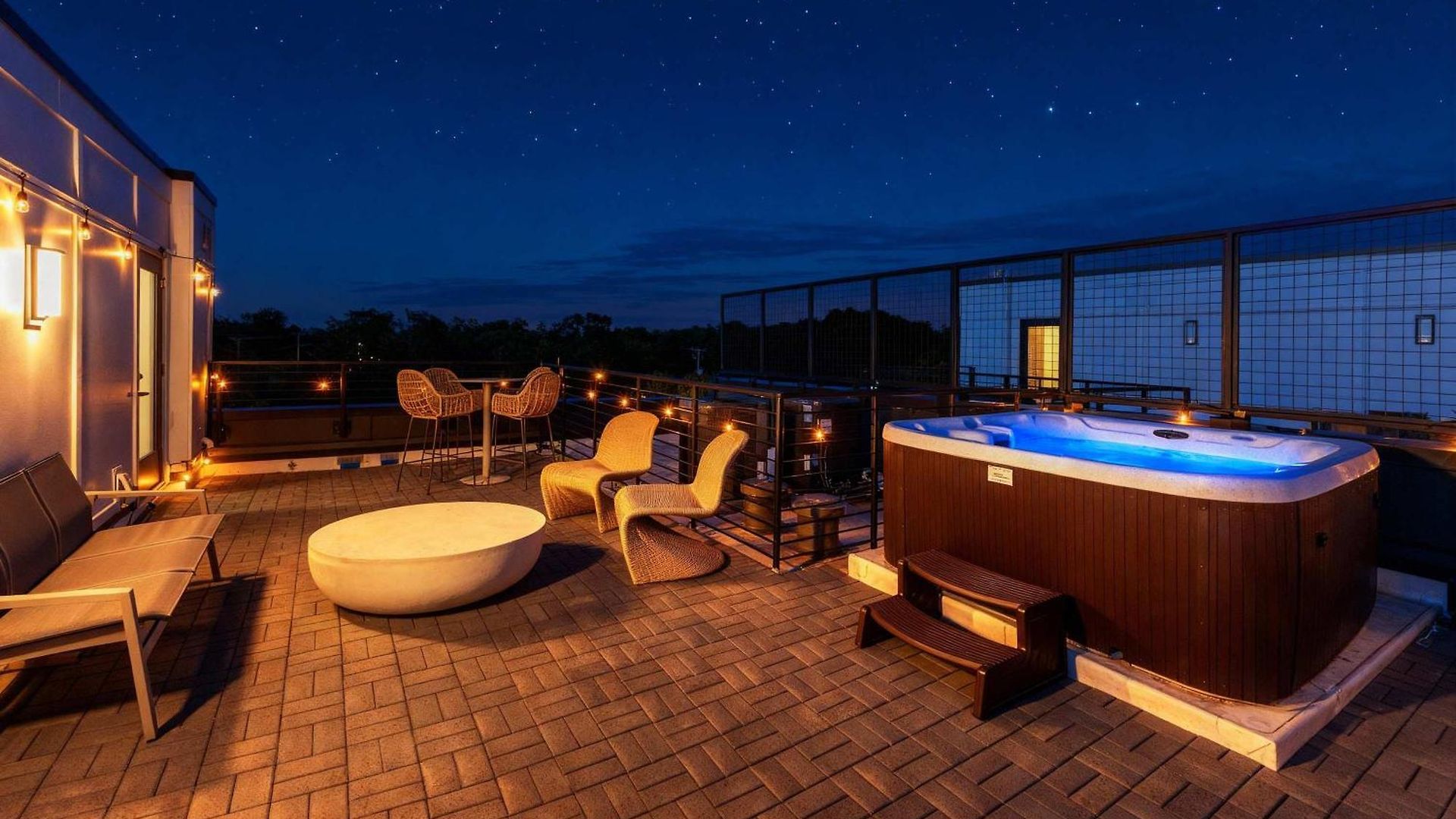 Rooftop Hot Tub & Skyline Views Near Broadway