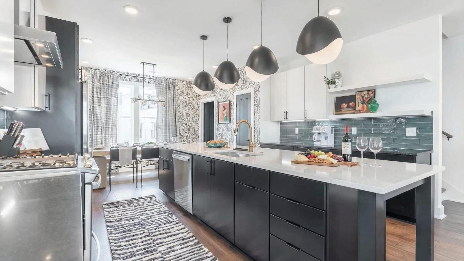 Luxe 4br Retreat With Rooftop Fire Pit & Garage Holiday home