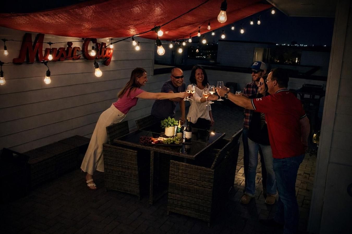 Rooftop Fire Pit + River Views 4br Sleeps 12 Holiday home *