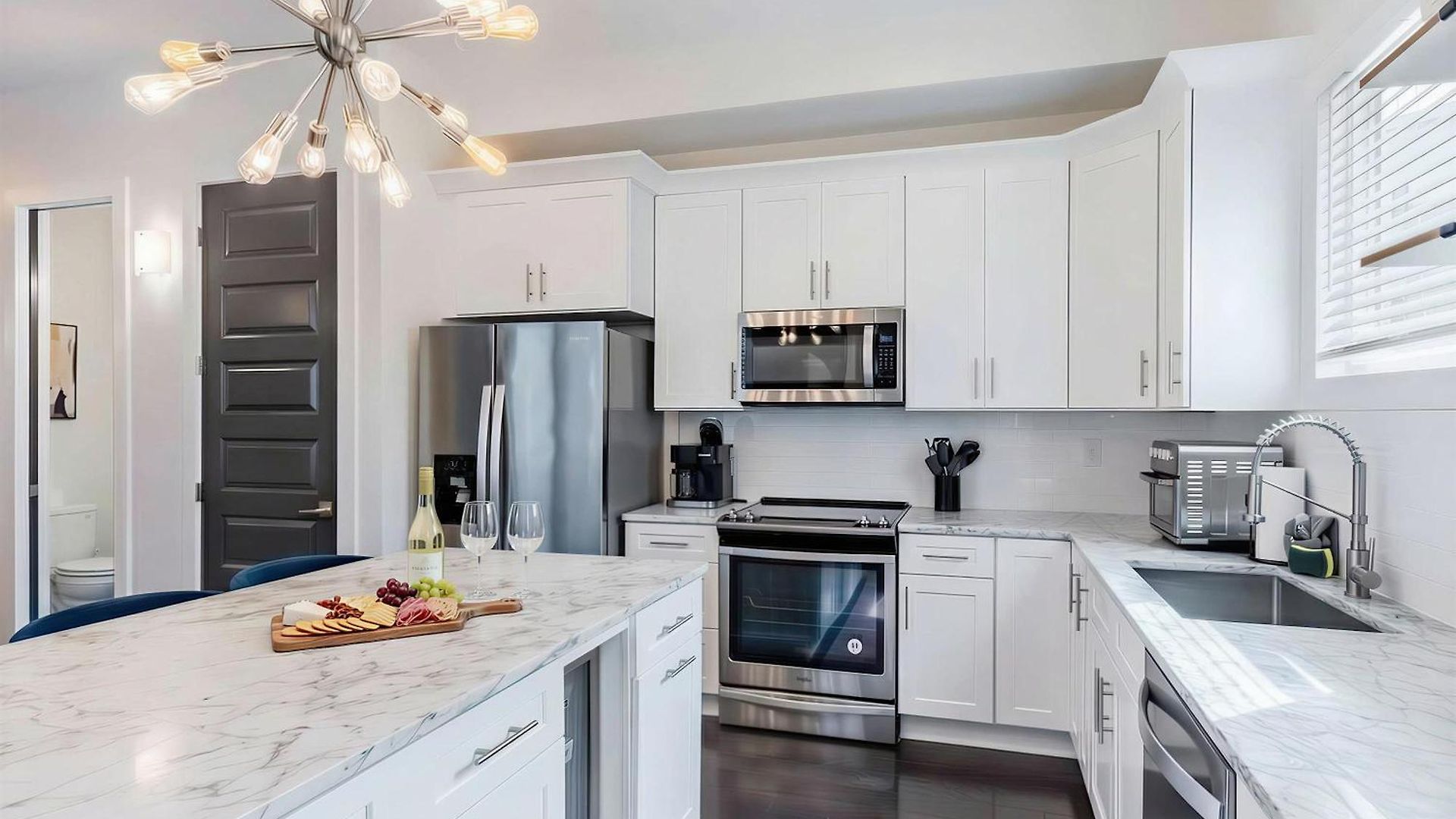 Rooftop Views & Patio Lounge Near Downtown Holiday home *