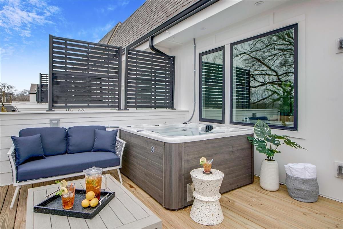 3 Townhomes Hot Tub & Rooftop Decks Holiday home Nashville