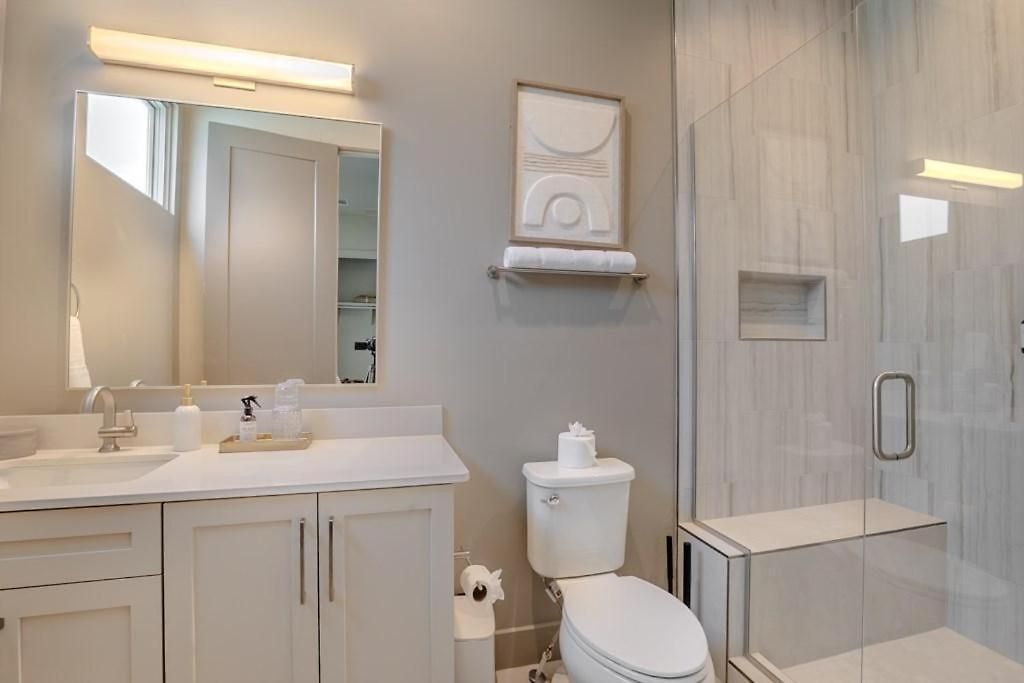 Heated Pool + Hot Tub + Sauna • 7 Min To Broadway