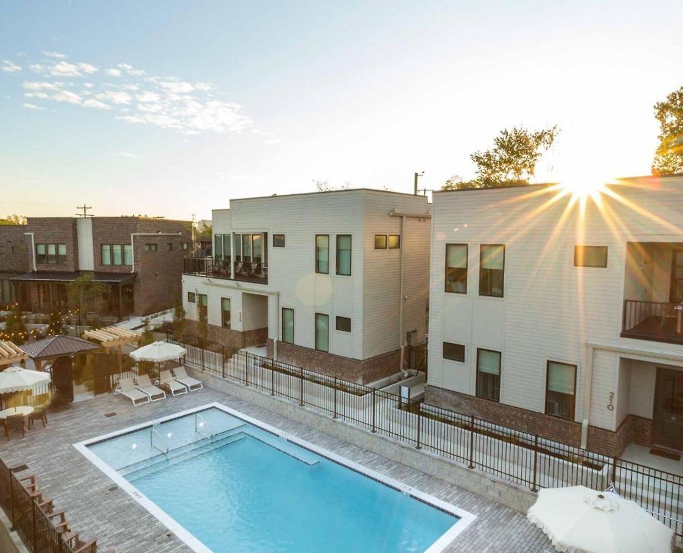 The Amenities | Heated Pool | 7 Mins-broadway