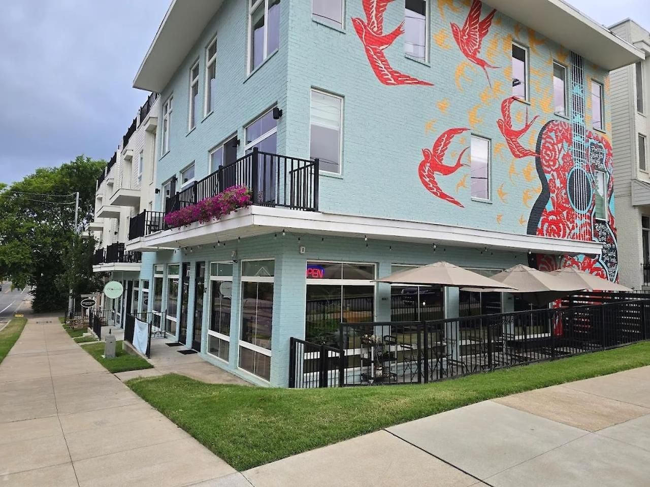 Holiday home House With Rooftop Patio, Next To A Park, 3 Miles To Downtown *