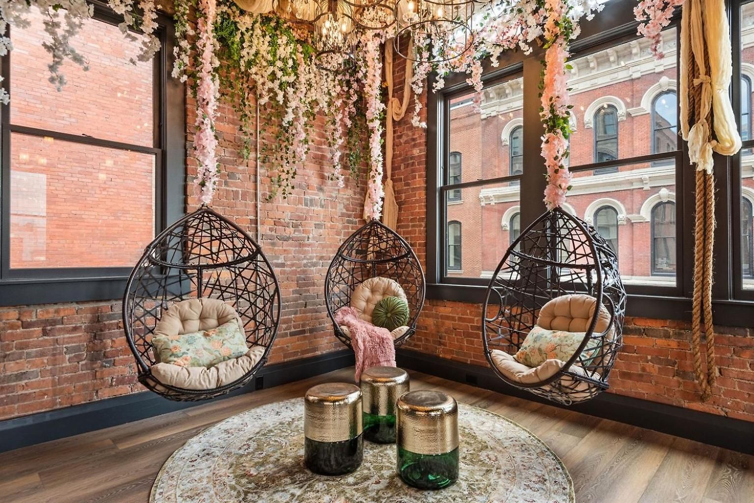 The Velvet Songbird Downtown Luxe Sleeps 24 Holiday home
