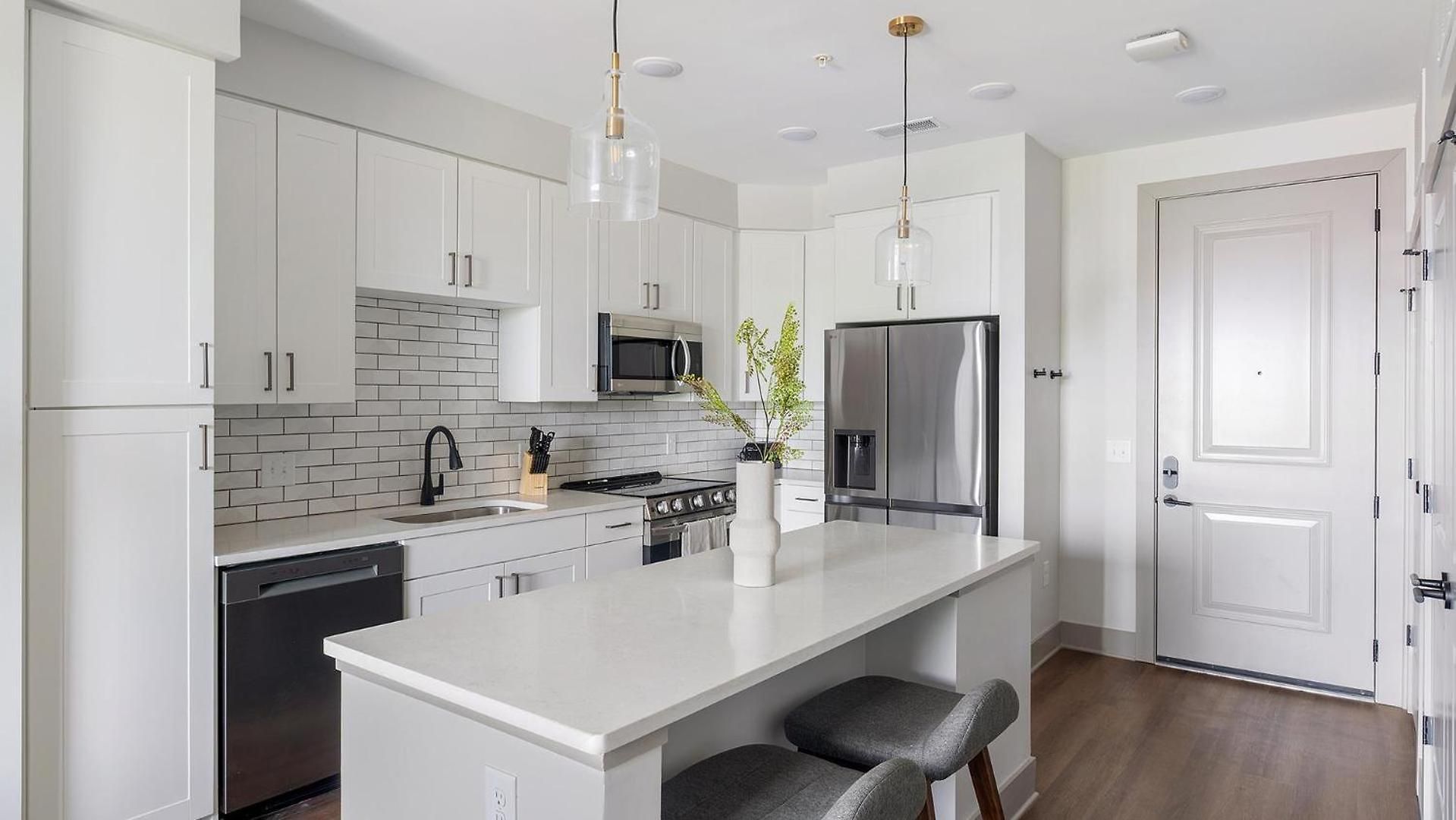 Landing Modern 2bd Gym Courtyard Apartment