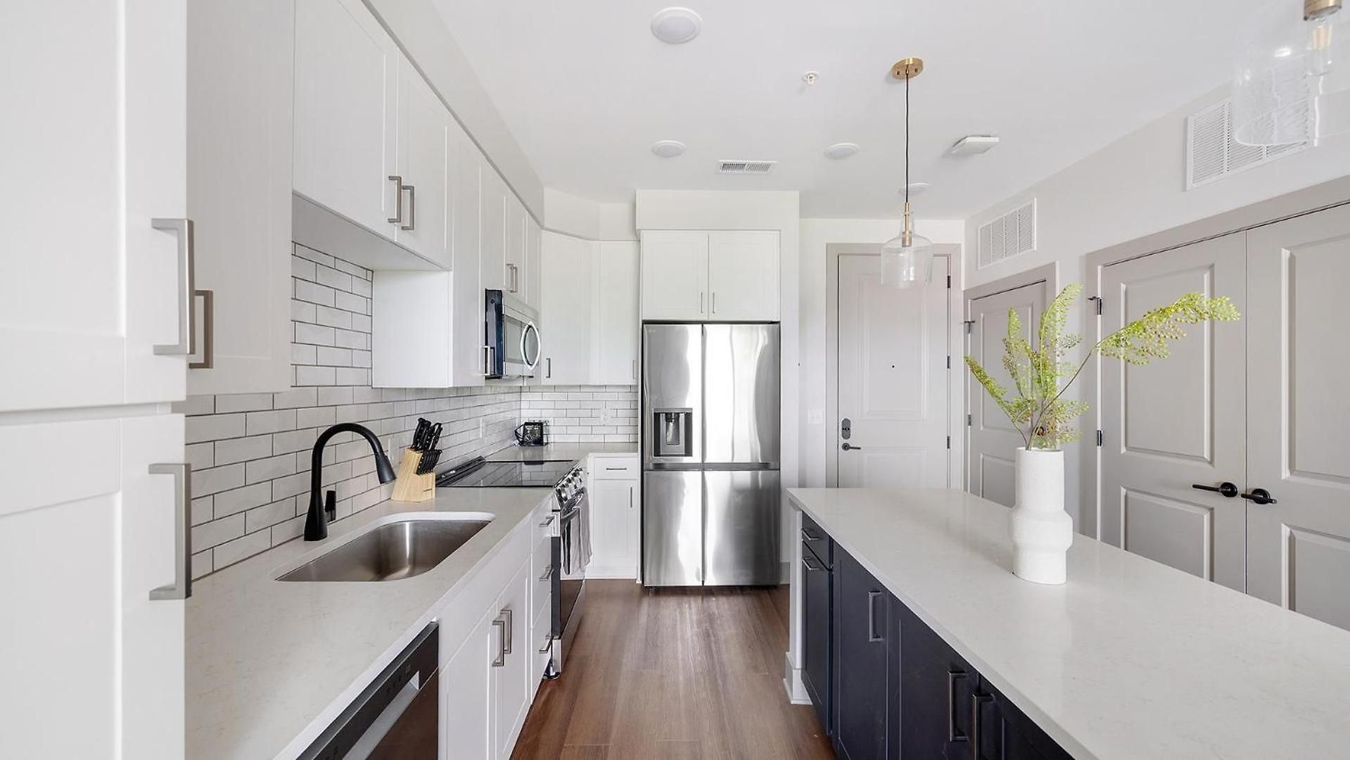 Landing Modern 2bd Gym Courtyard Apartment