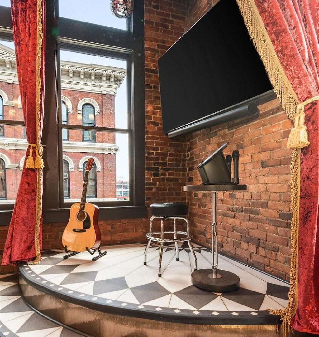 The Velvet Songbird Downtown Luxe Sleeps 24 Holiday home Nashville