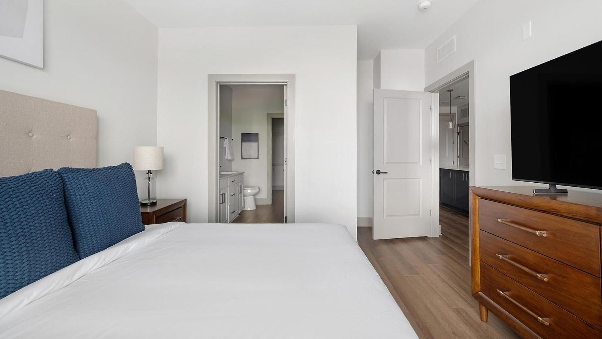 Landing Modern 2bd Gym Courtyard Apartment *