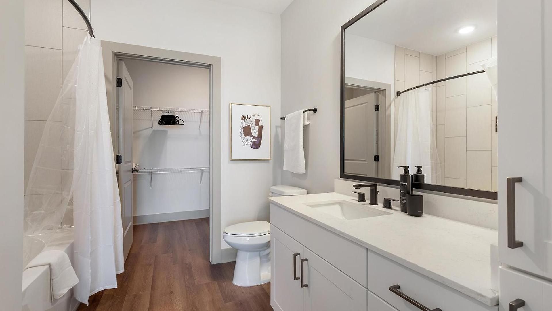 Landing Modern 2bd Gym Courtyard Apartment