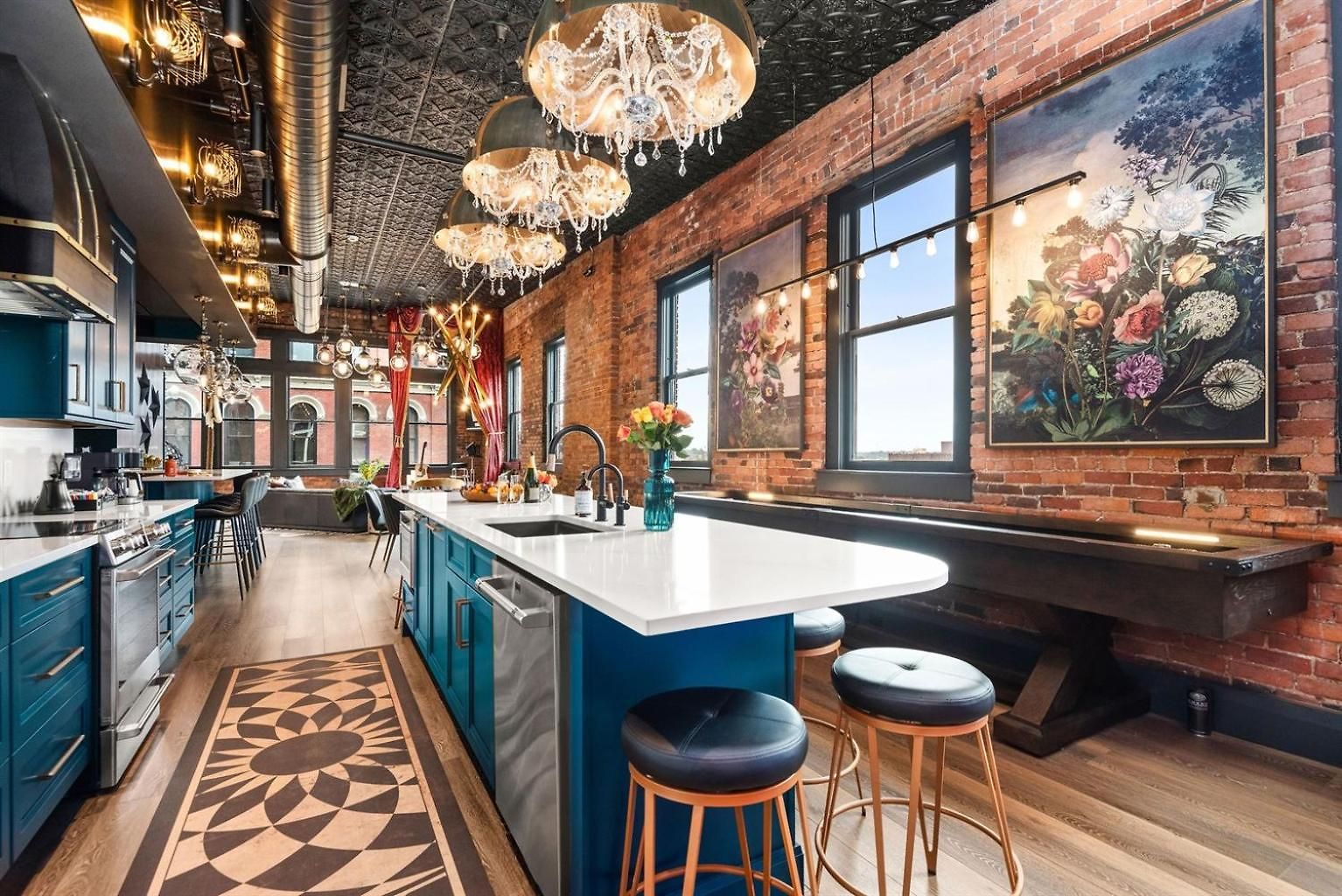 Holiday home The Velvet Songbird Downtown Luxe Sleeps 24
