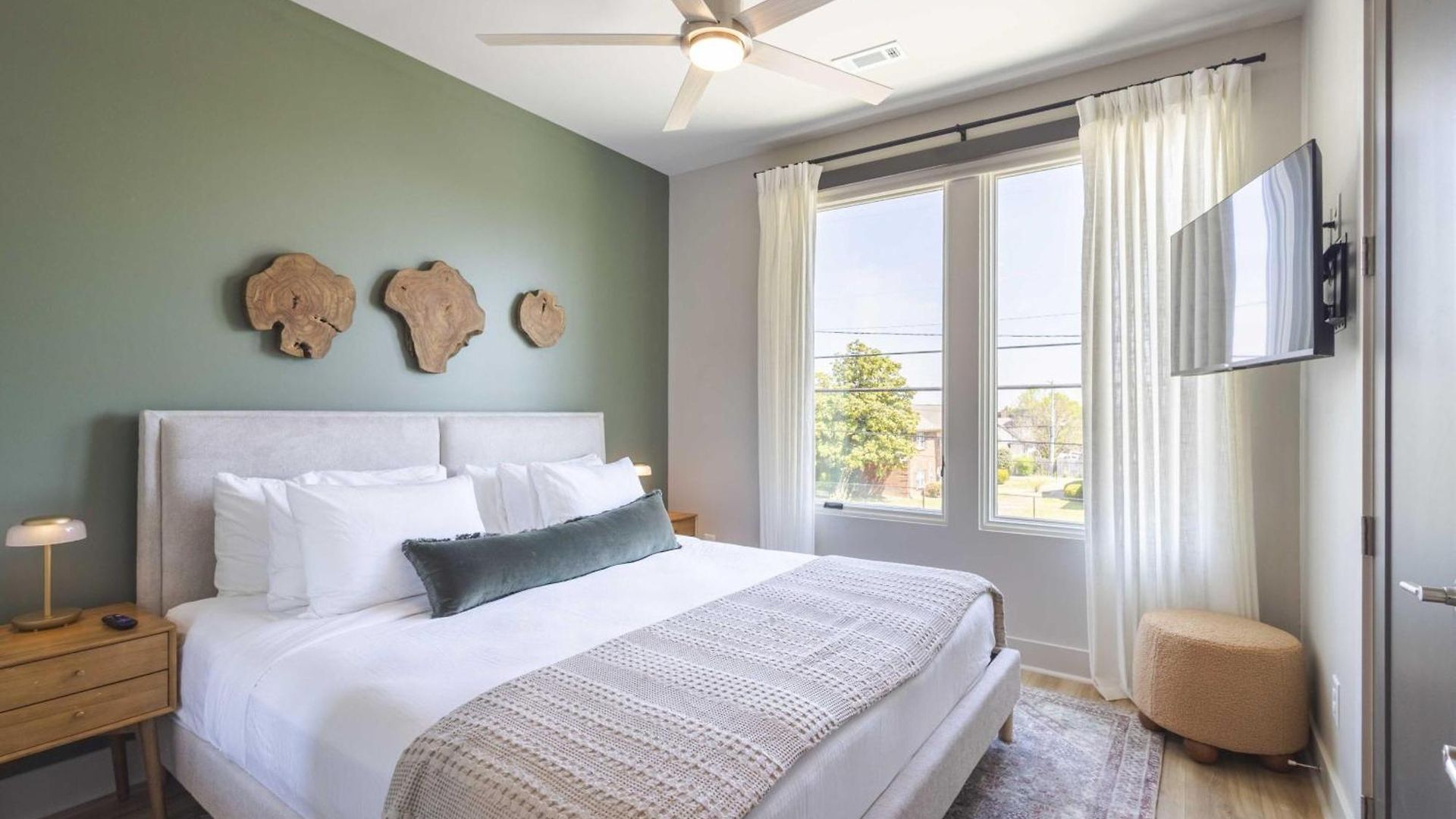 Modern 4br | Easy To Broadway + Heated Pool Apartment