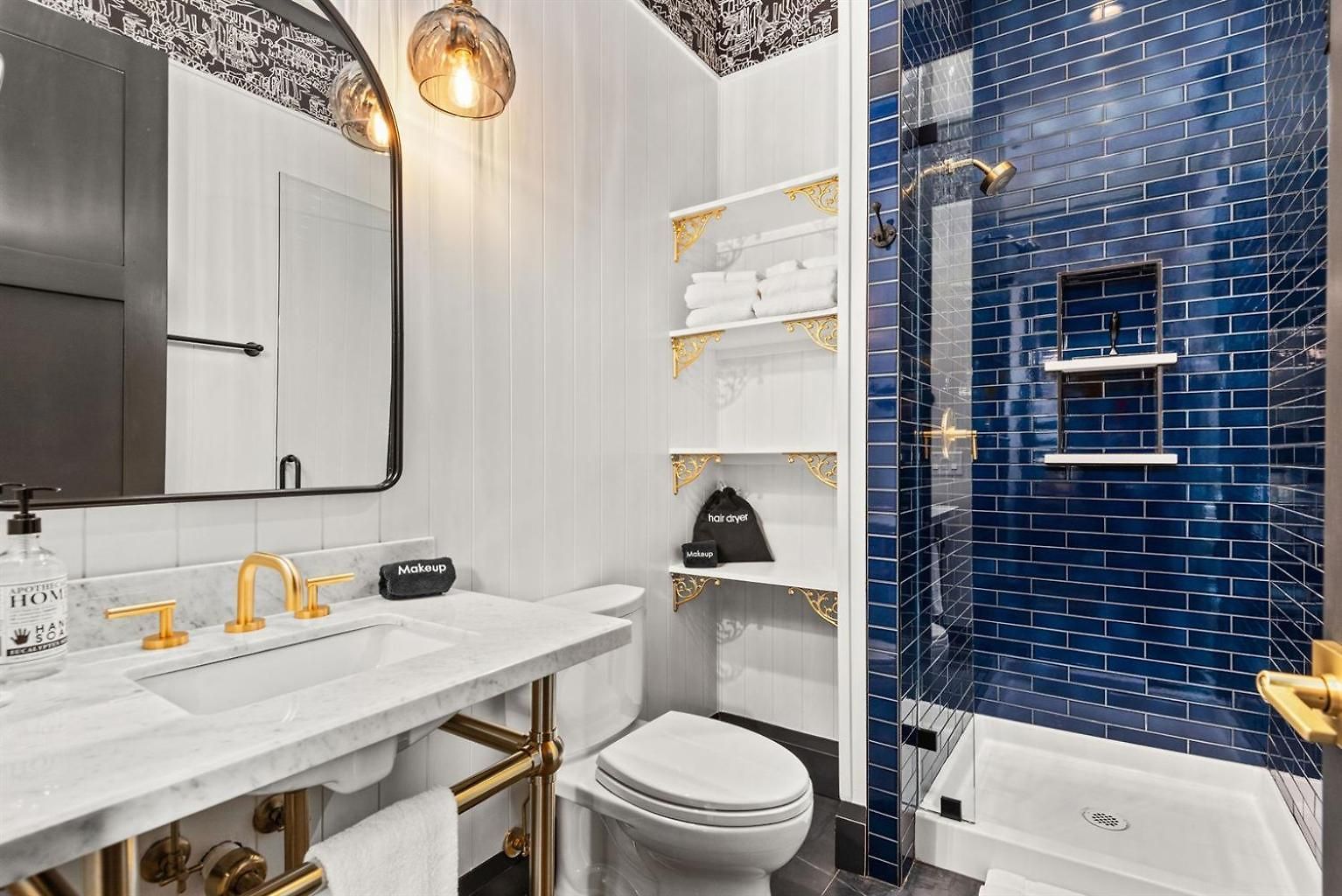 The Velvet Songbird Downtown Luxe Sleeps 24 Holiday home *