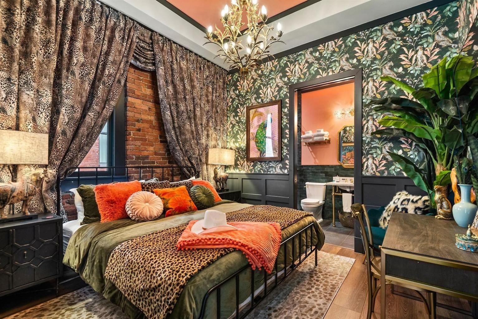 The Velvet Songbird Downtown Luxe Sleeps 24 Holiday home *