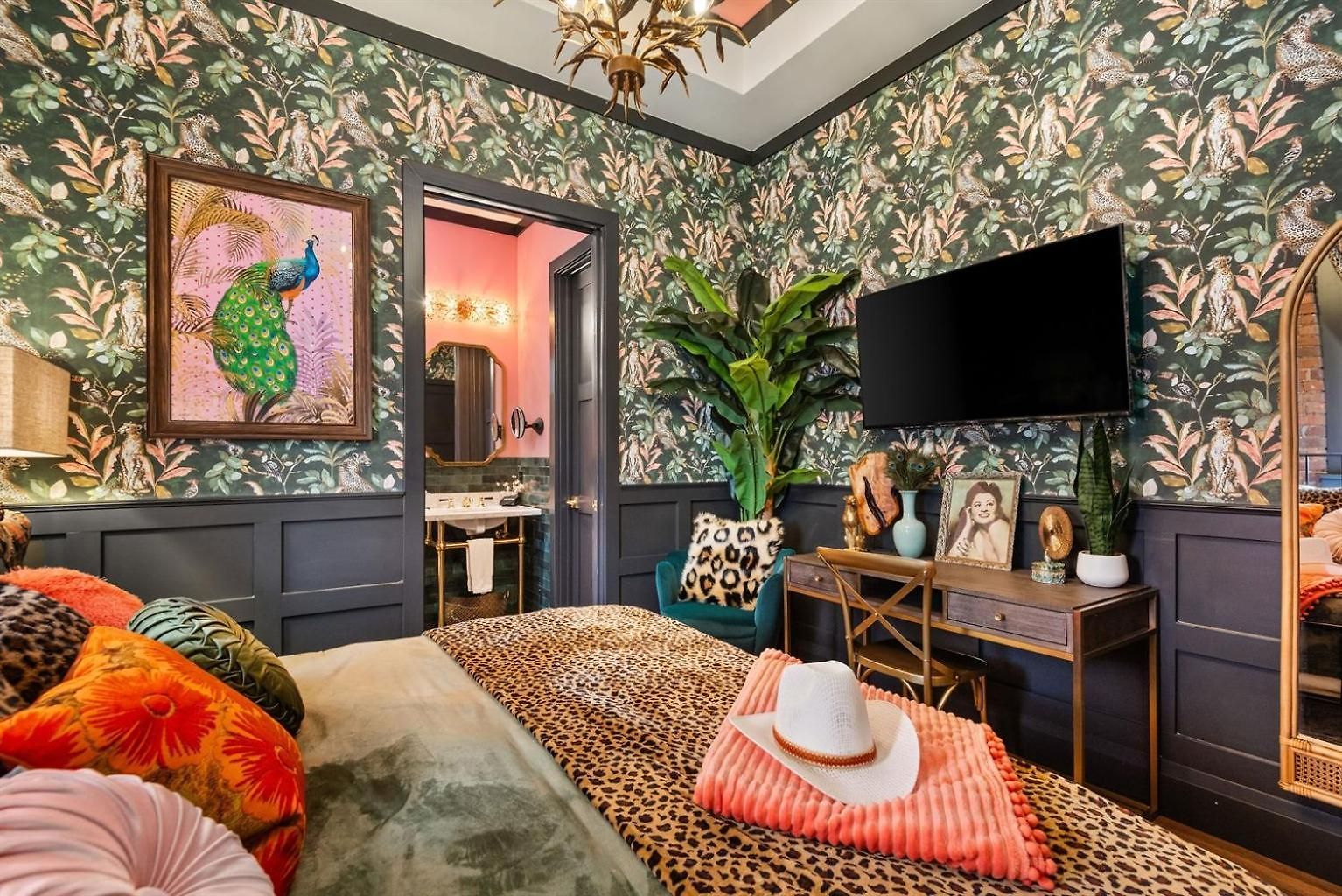 The Velvet Songbird Downtown Luxe Sleeps 24 Holiday home *