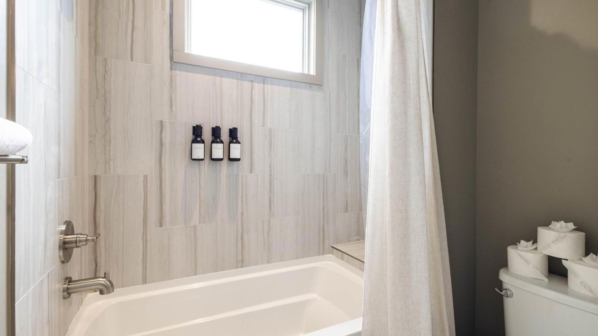 Escape | Pool, Sauna & Rooftop Views Apartment *
