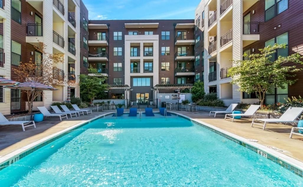 Midtown - 5 Min To Broadway - Free Secured Parking - Pool Apartment