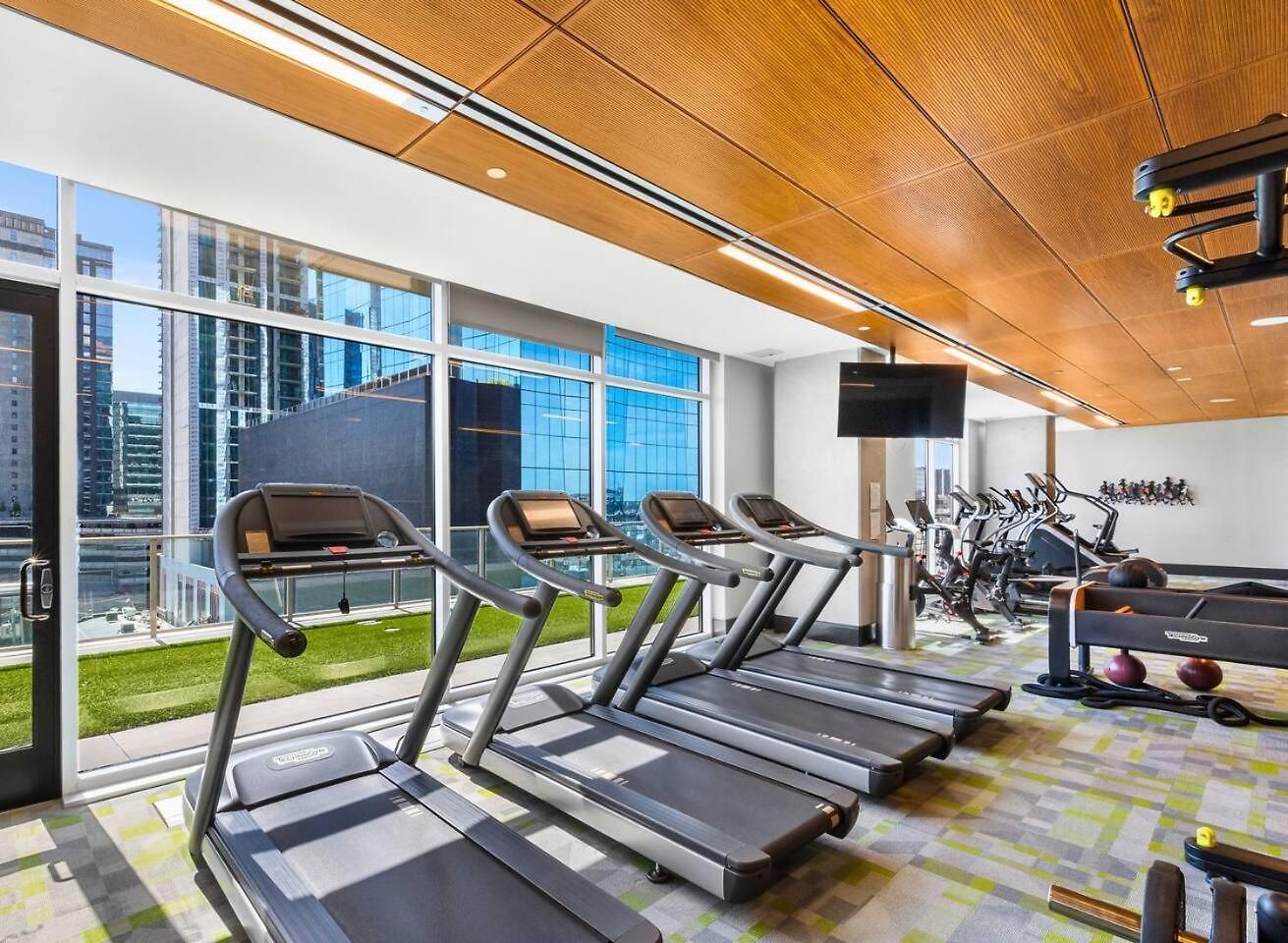 Sky-high Luxury W/ 26th-floor Lounge & Pool Apartment