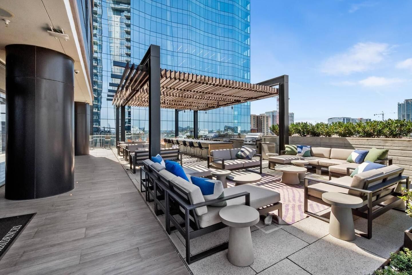 Luxury Pool, Gym & Lounge + Free Parking *