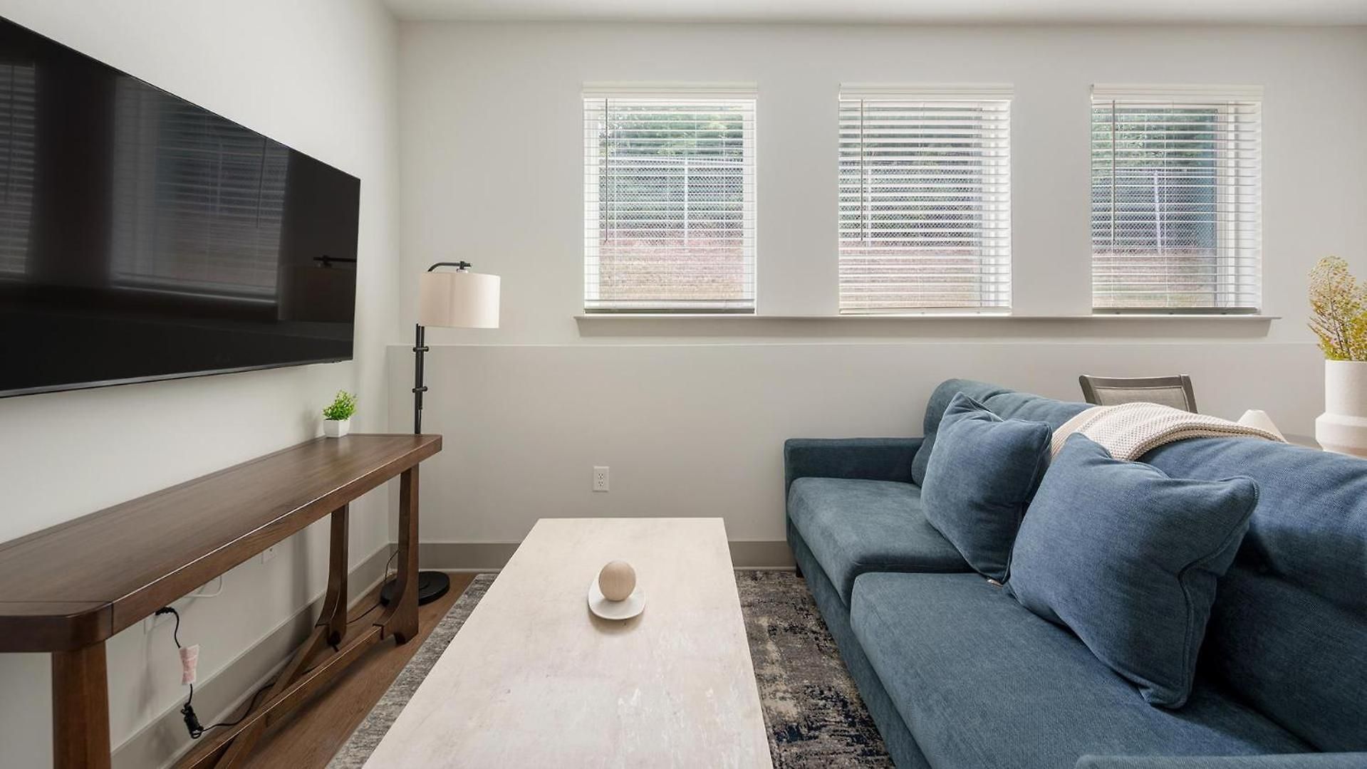 Landing Modern 2bd Gym Courtyard Apartment