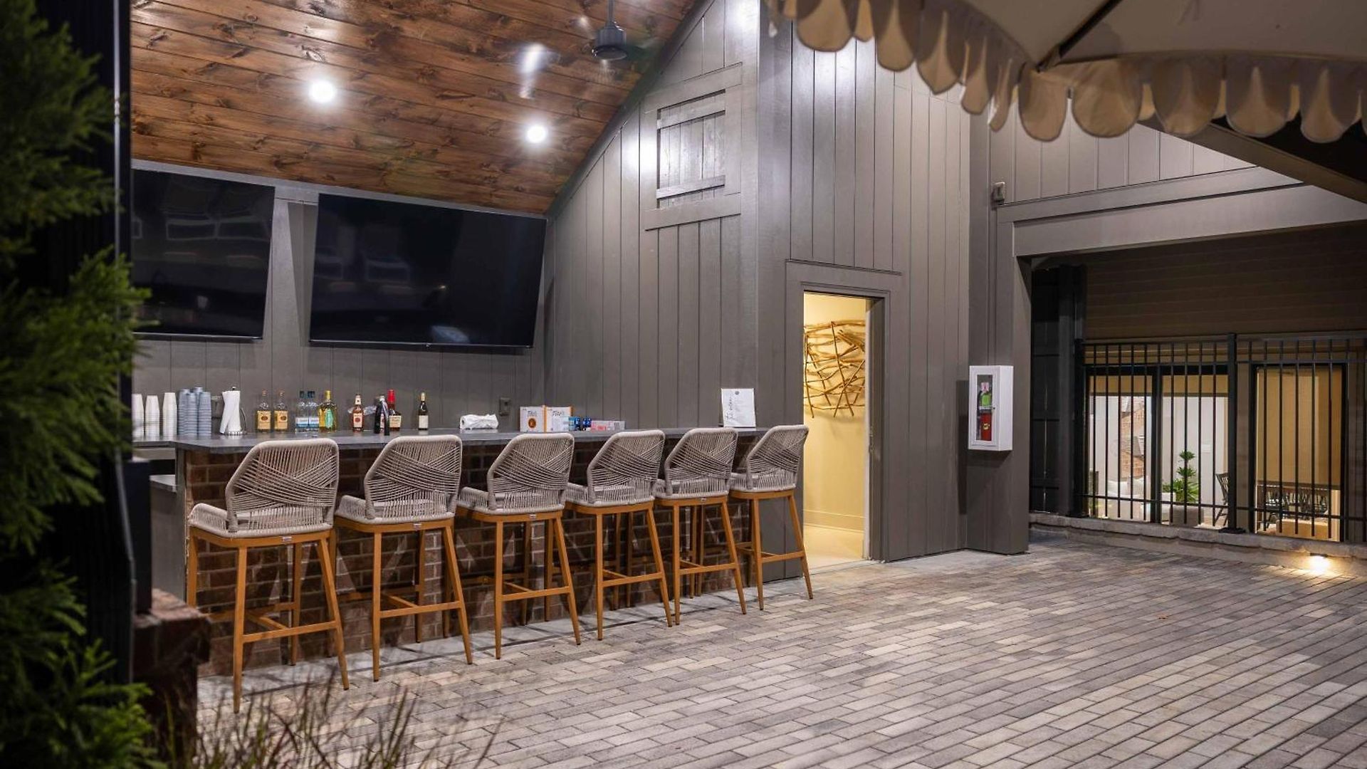 Apartment Work & Unwind | Pool, Sauna & Fitness Nashville
