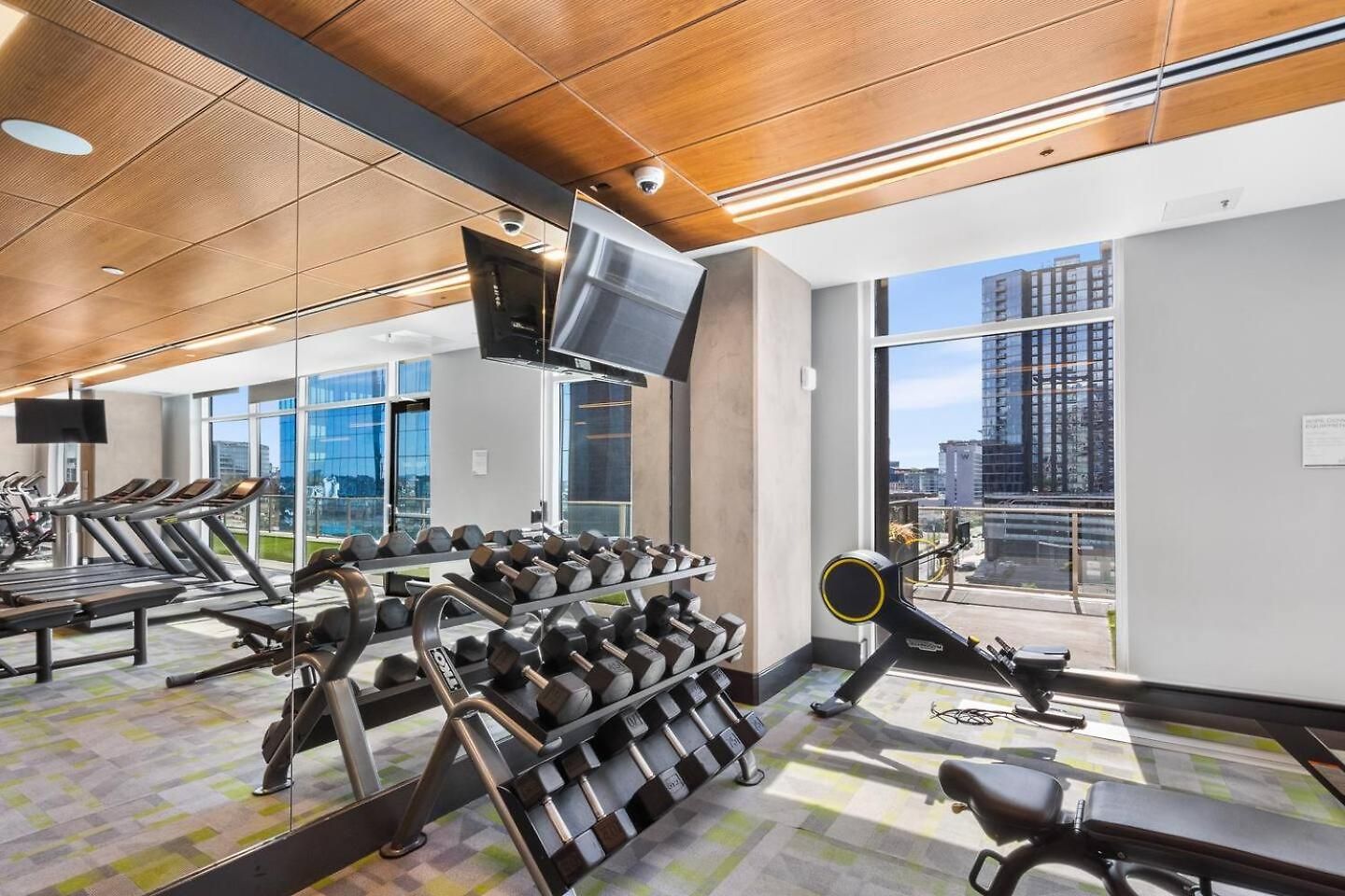 Apartment Luxury Pool, Gym, Views + Free Parking *