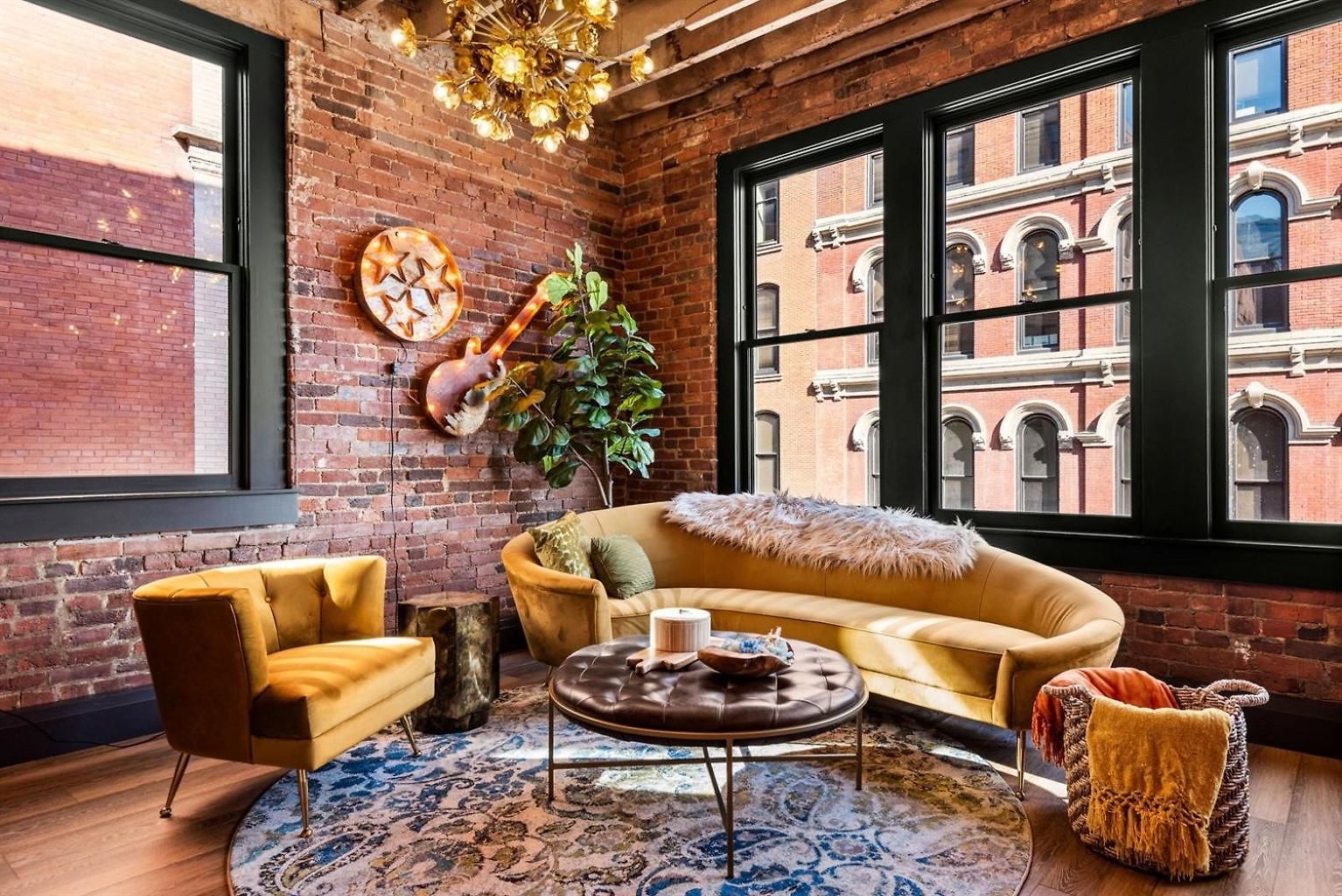 The Velvet Songbird Downtown Luxe Sleeps 24 Holiday home