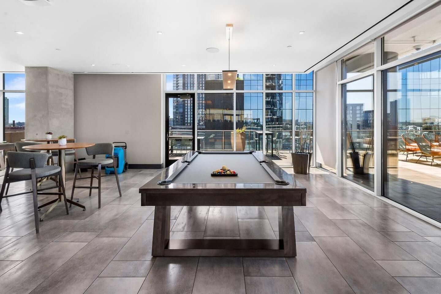 Music For 2 Gulch, Pool & Whole Foods Apartment *