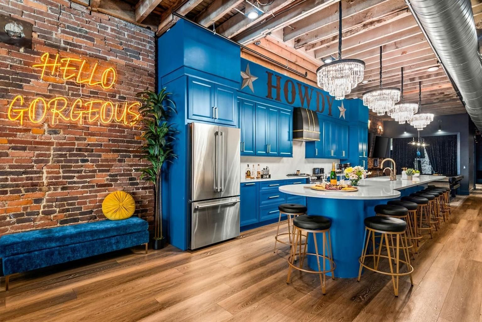 The Velvet Songbird Downtown Luxe Sleeps 24 *