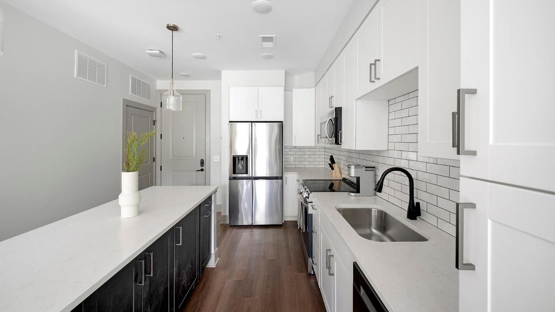 Landing Modern 2bd Gym Courtyard *
