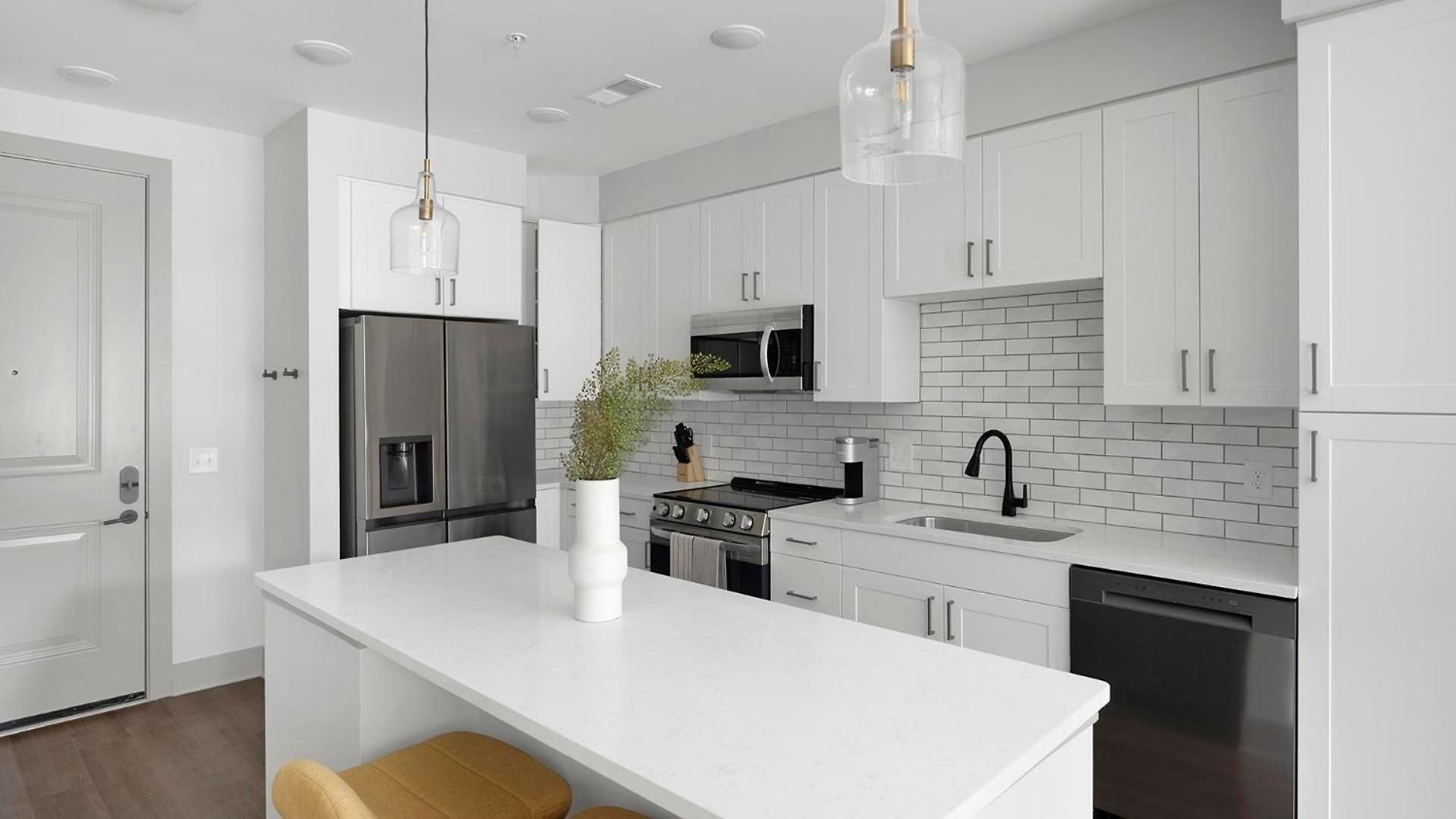 Landing Modern 2bd Gym Courtyard Apartment