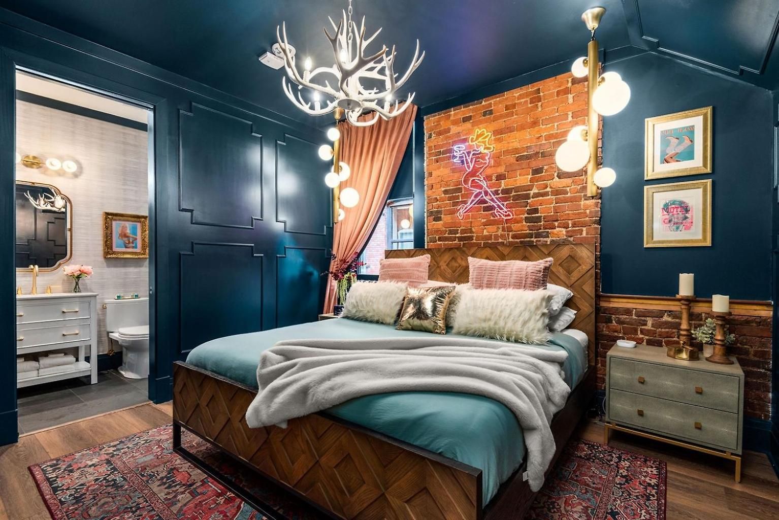 The Velvet Songbird Downtown Luxe Sleeps 24 Holiday home Nashville