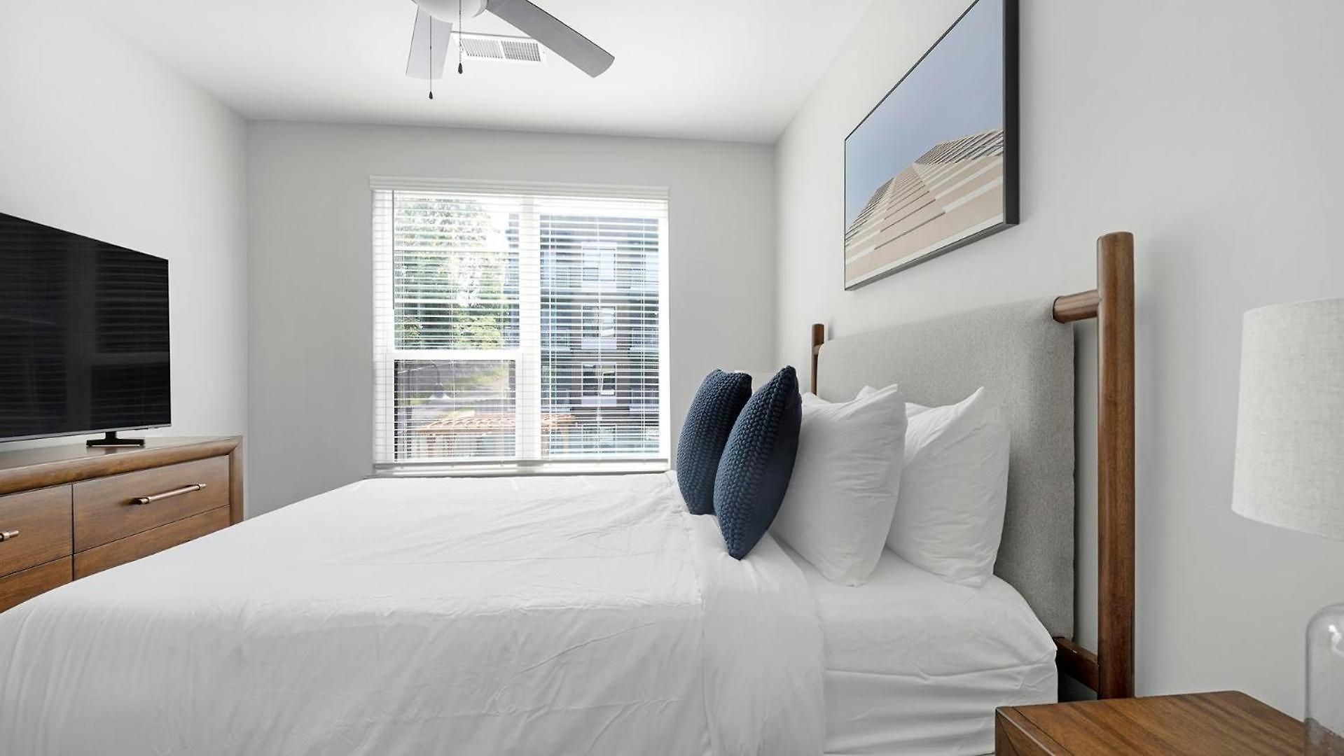 Landing Modern 2bd Gym Courtyard Apartment *