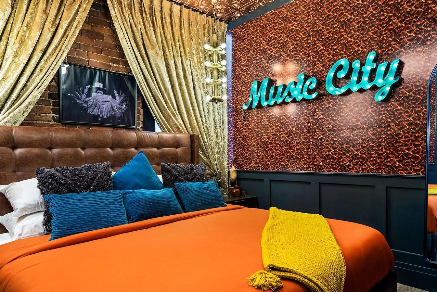 The Velvet Songbird Downtown Luxe Sleeps 24 Holiday home Nashville