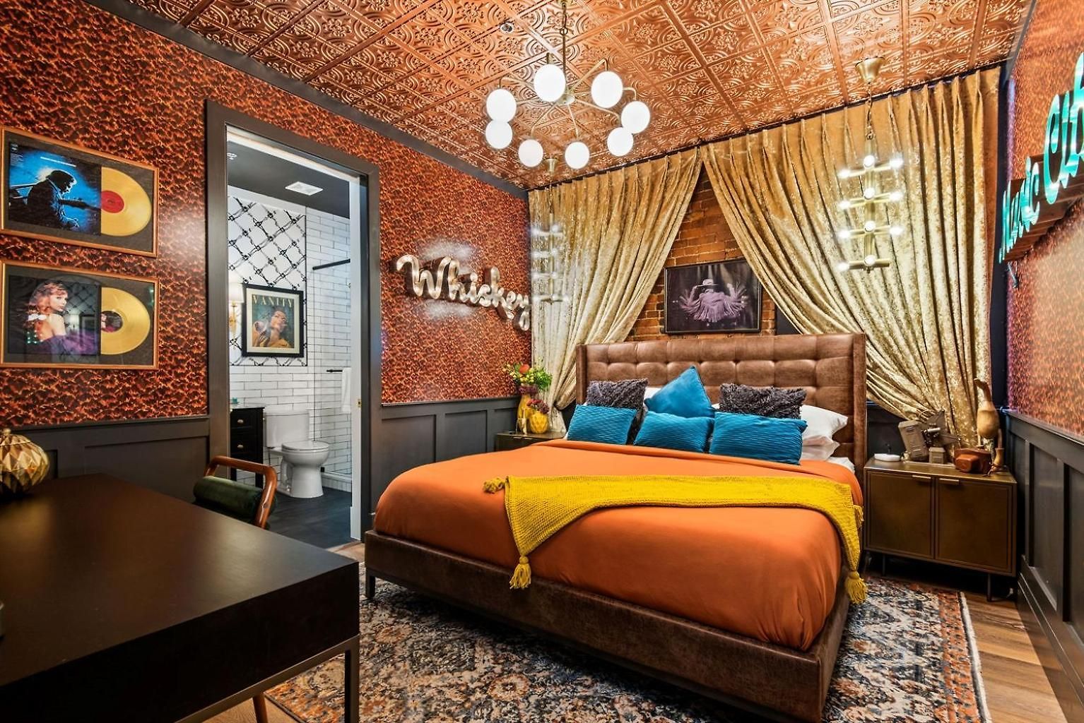 Holiday home The Velvet Songbird Downtown Luxe Sleeps 24
