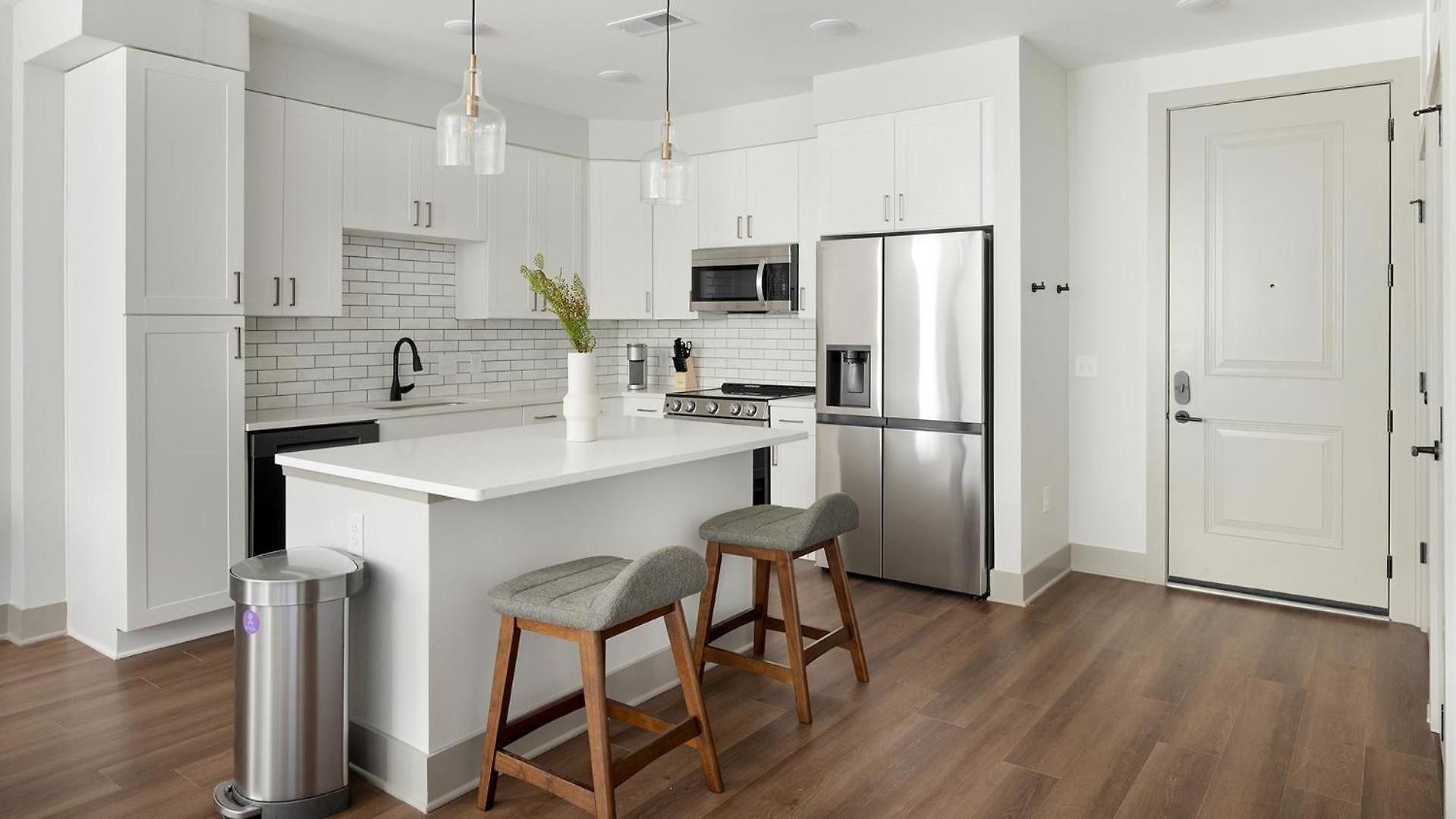 Landing Modern 2bd Gym Courtyard Apartment