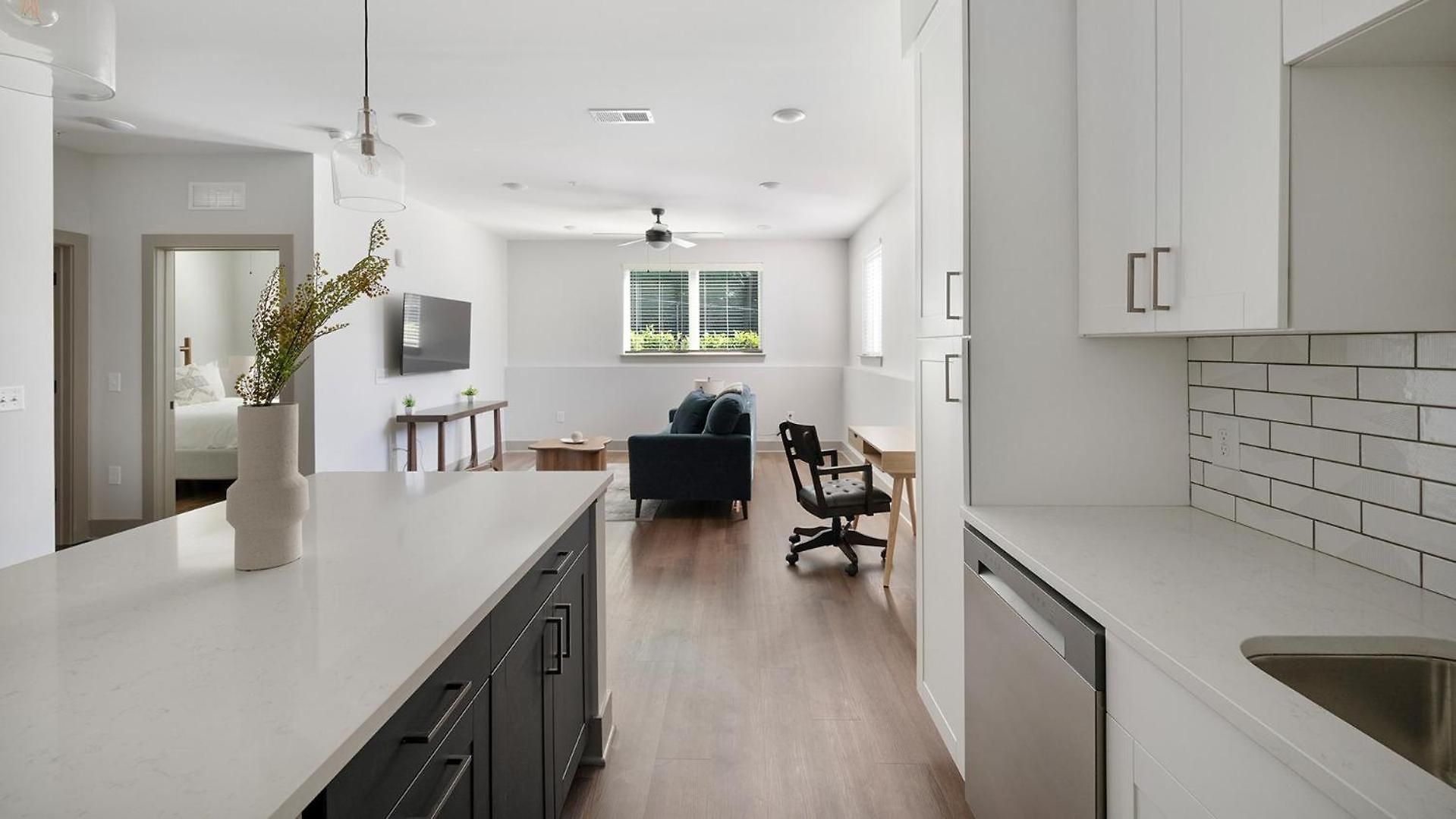 Landing Modern 2bd Gym Courtyard