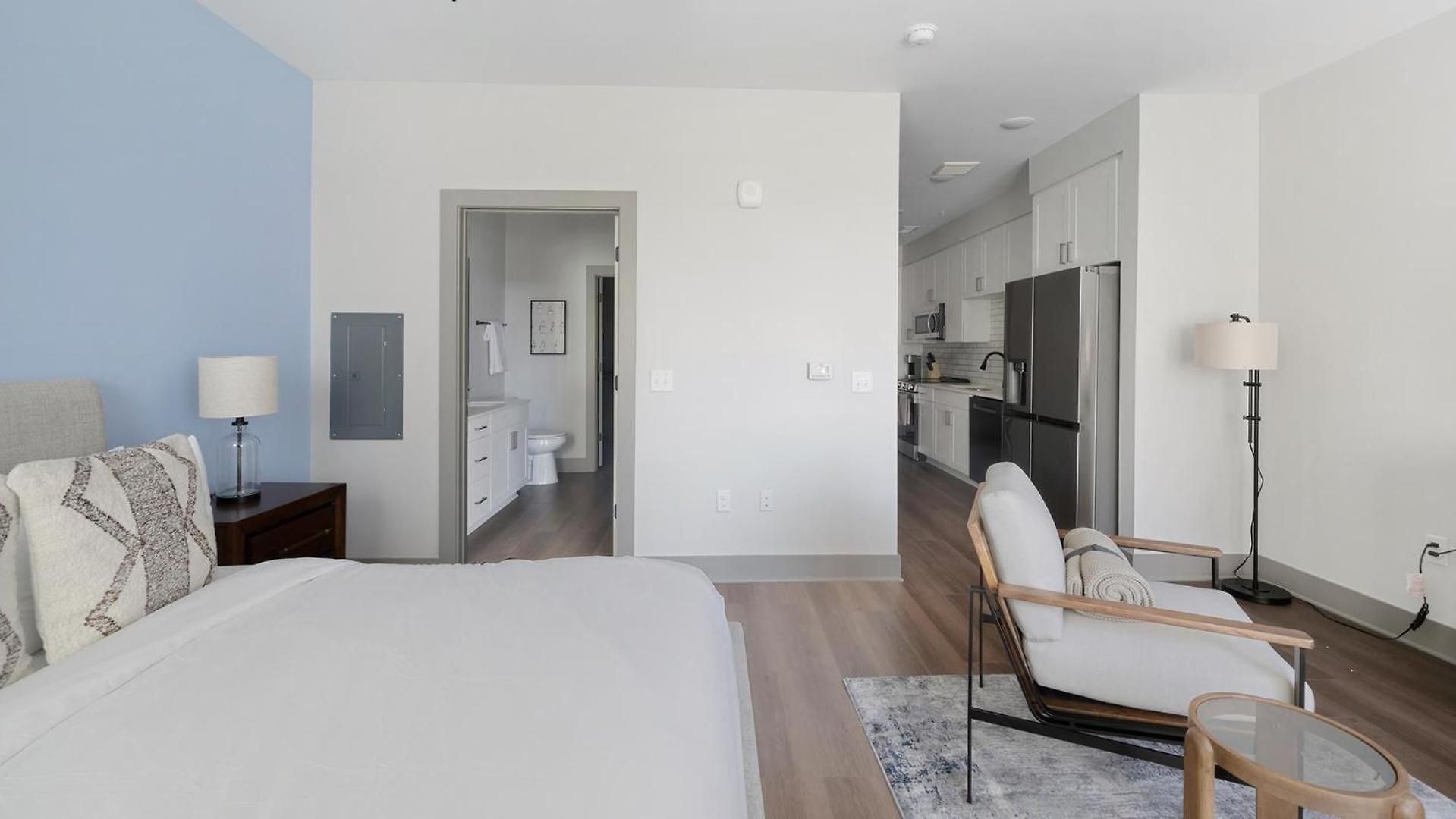 Landing Modern 2bd Gym Courtyard Apartment