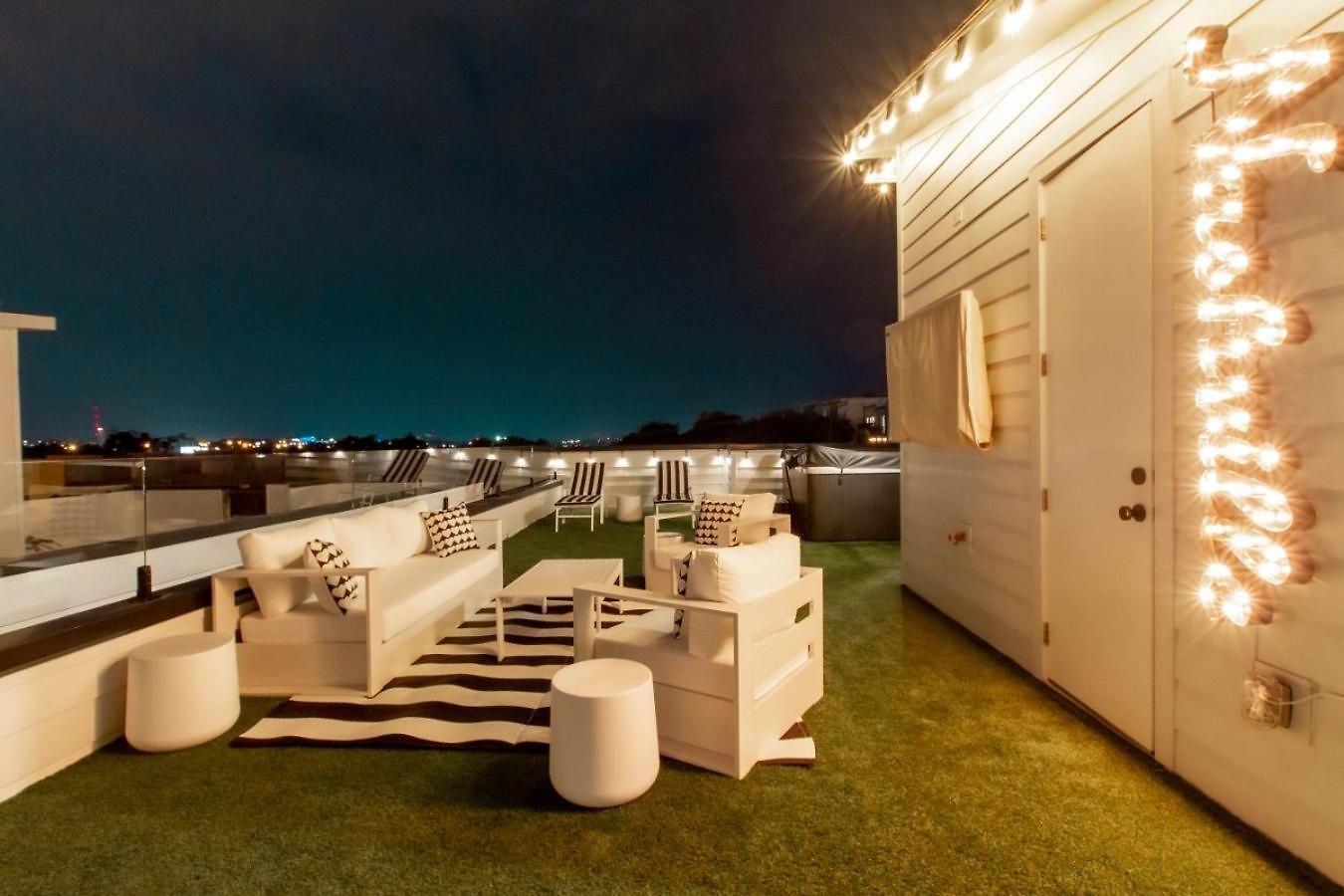 Playmate Lounge Rooftop Hot Tub Game Holiday home Nashville