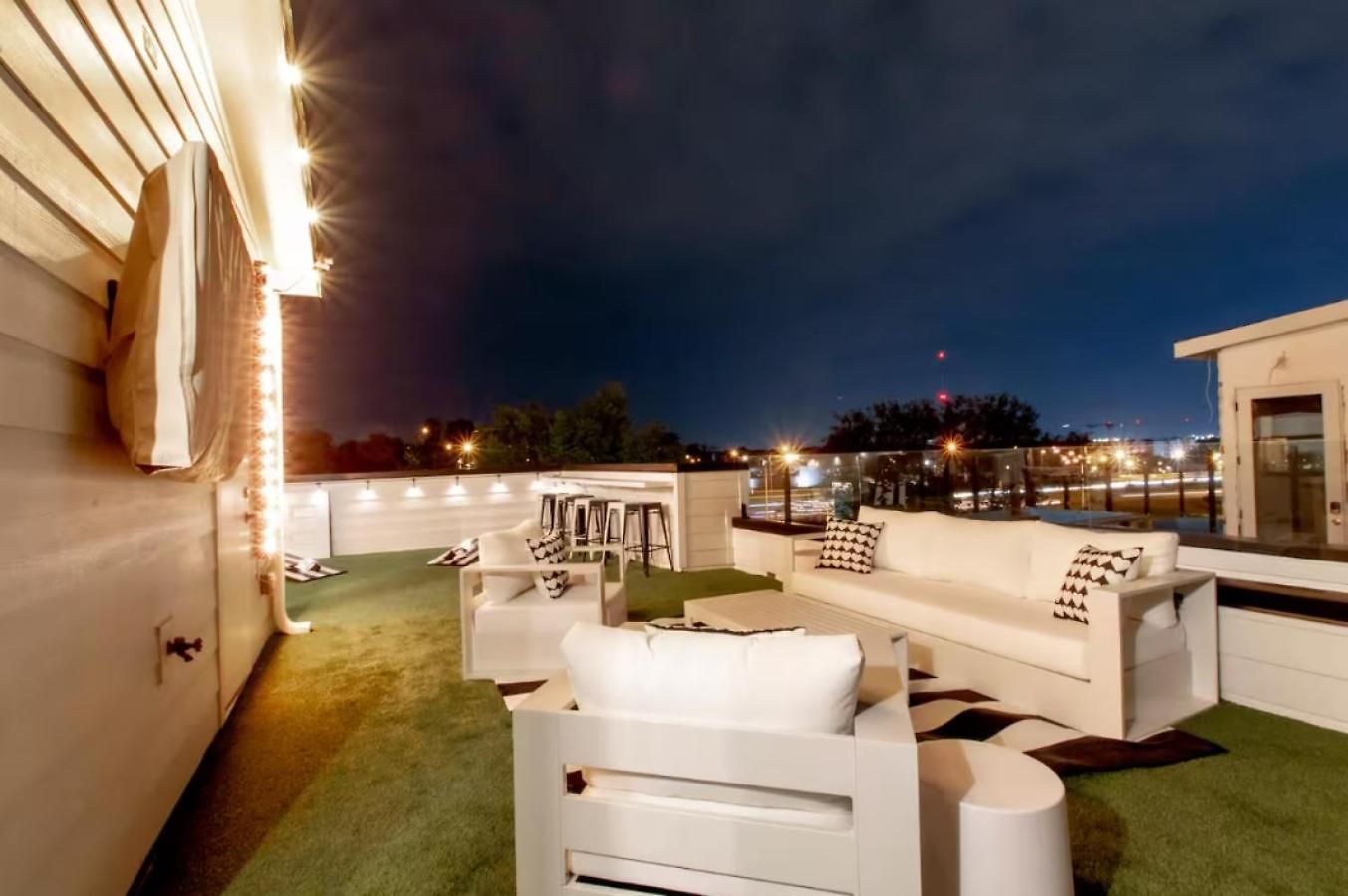 Playmate Lounge Rooftop Hot Tub Game Holiday home Nashville