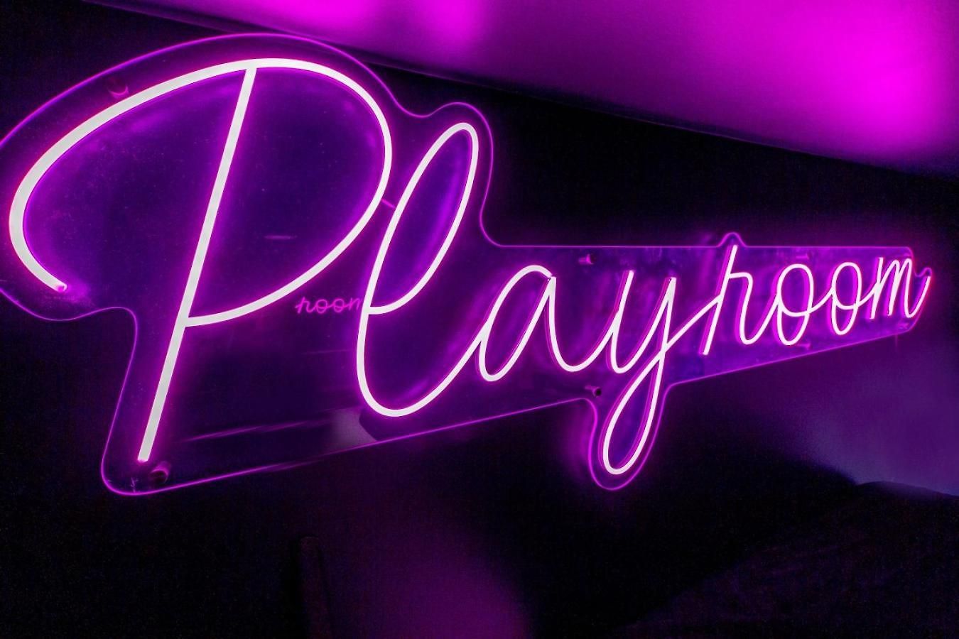 Playmate Lounge Rooftop Hot Tub Game *